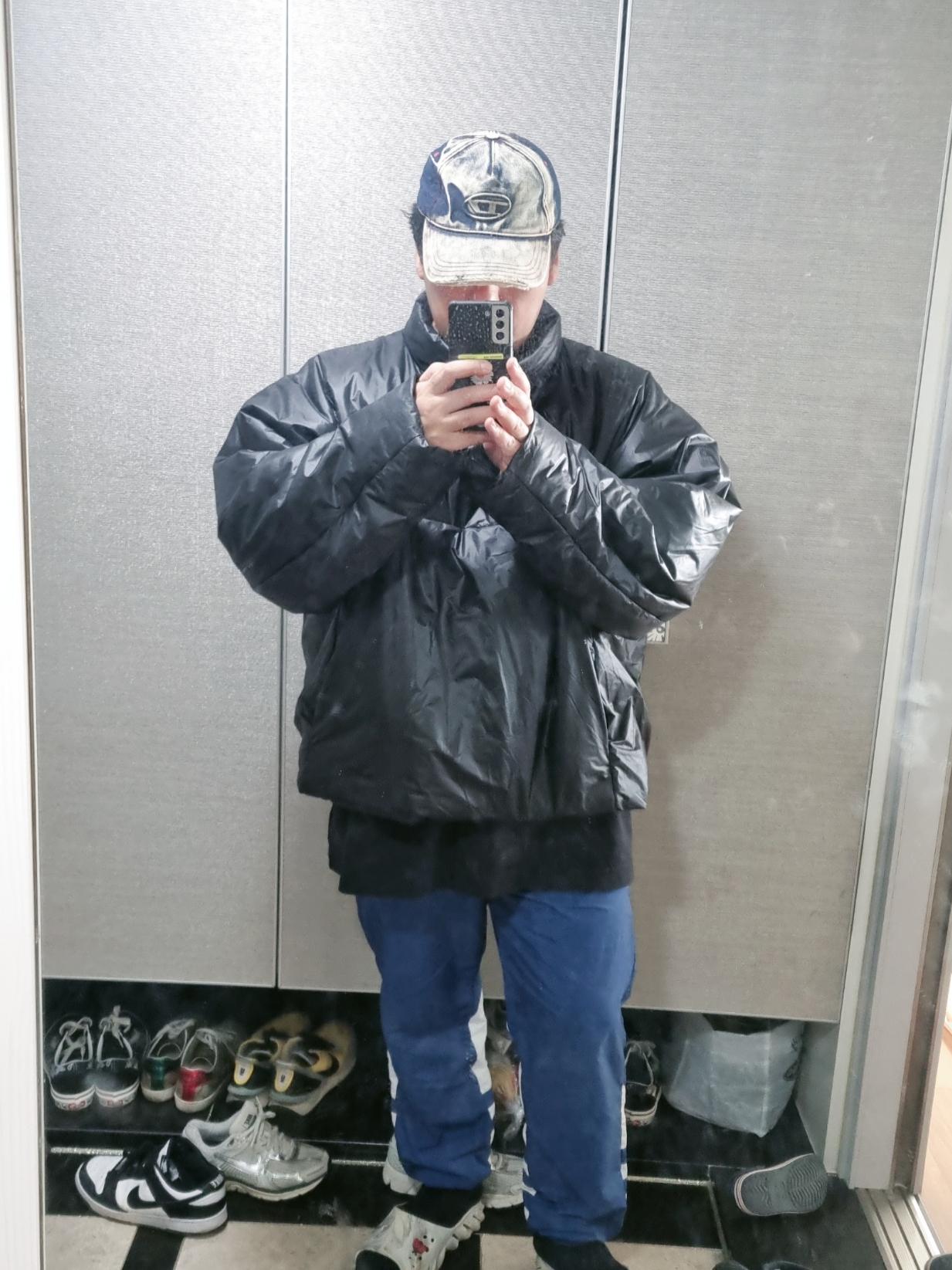 Yeezy Gap Engineered By Balenciaga Mock Neck Pullover Puffer Black, Yeezy Gap Engineered By Balenciaga Dove 3/4 Sleeve T-Shirt Black 착용 스타일 - 2