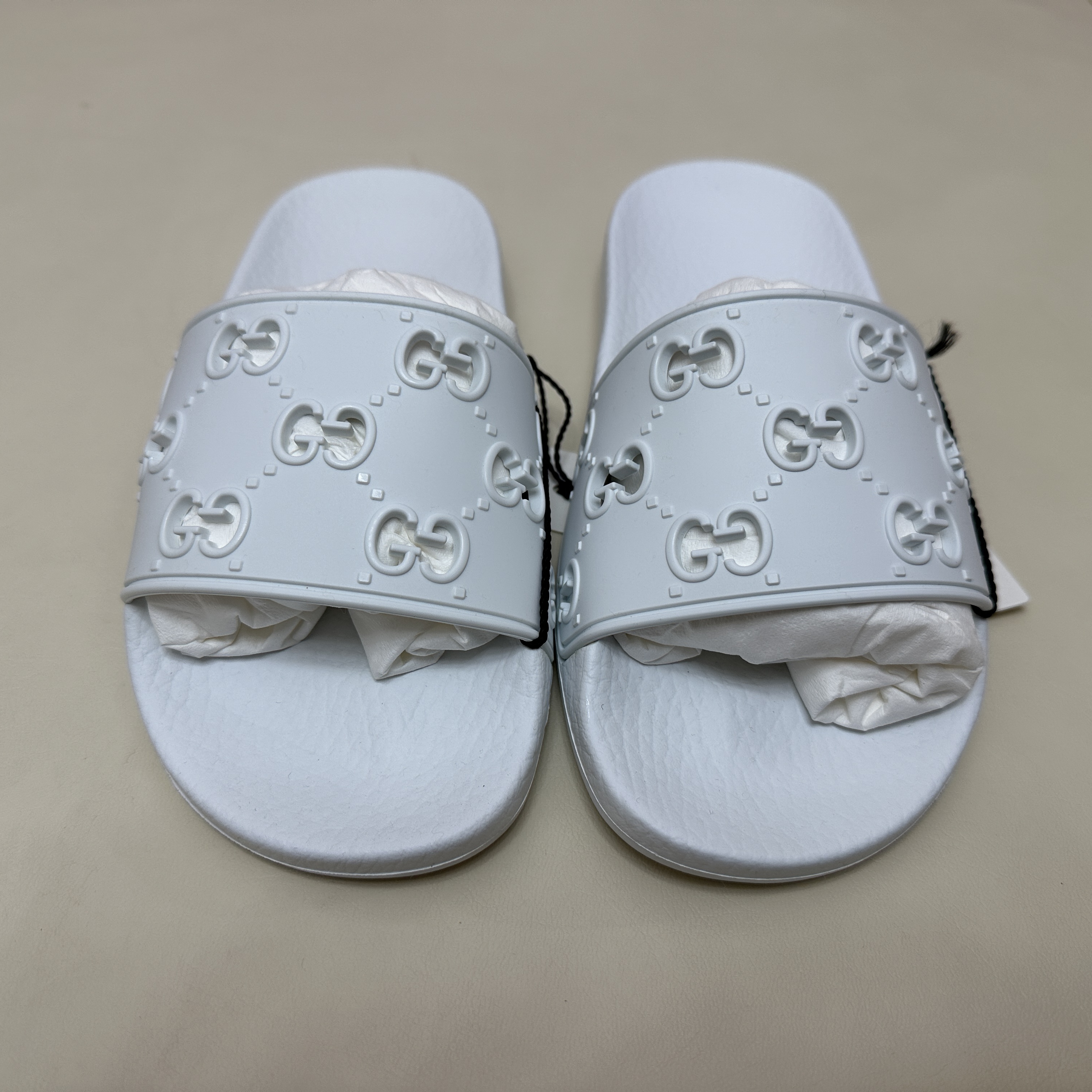 (W) Gucci GG Rubber Slide Sandal White 착용 스타일 - 1