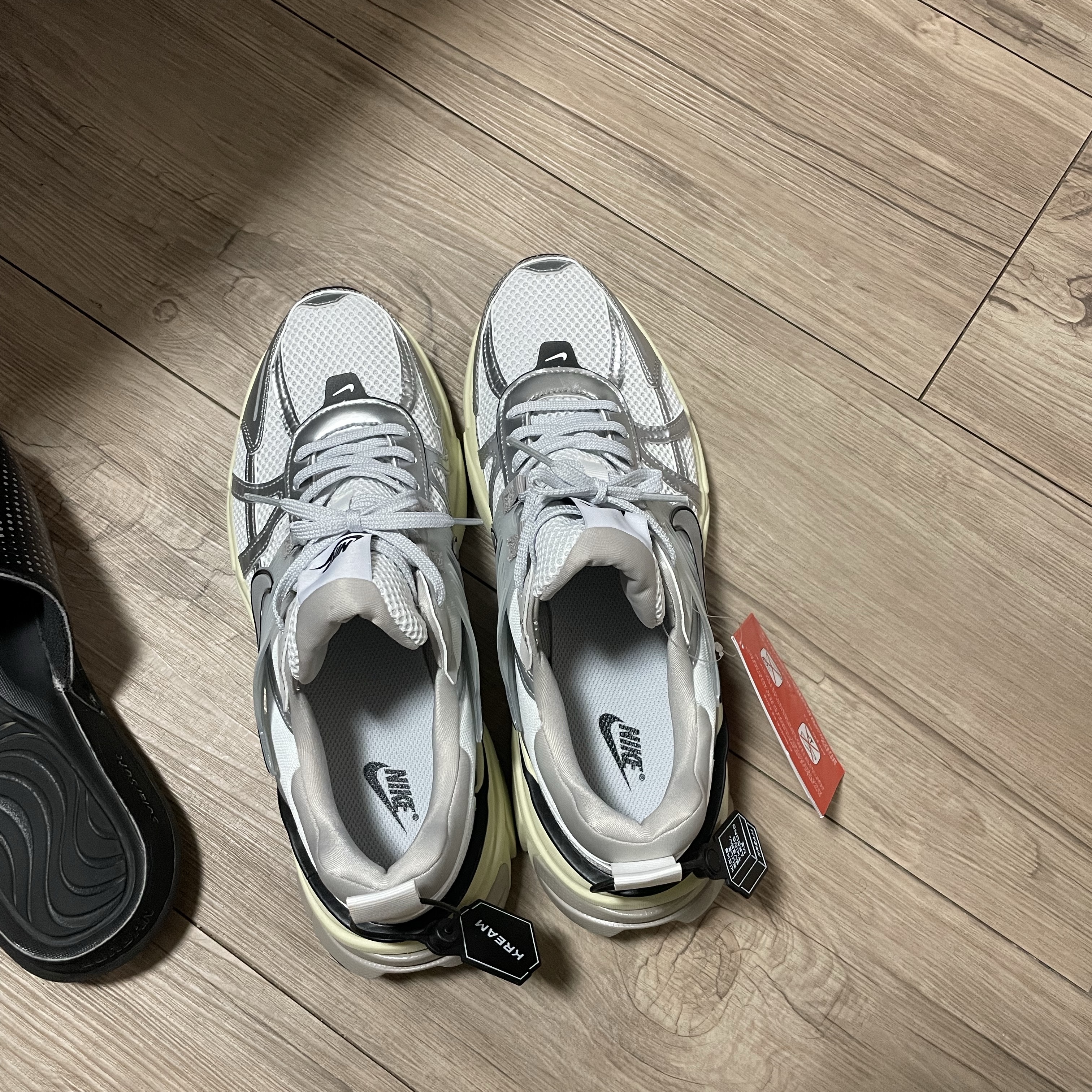 Nike V2K Run Summit White Metallic Silver 착용 스타일