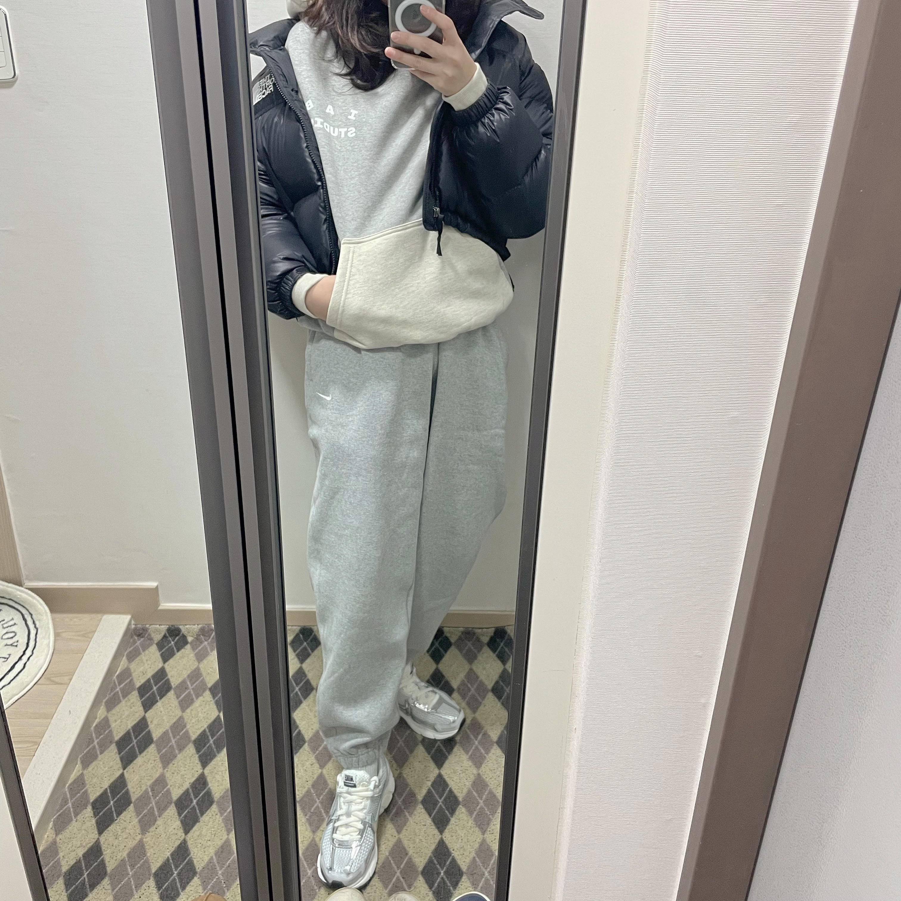 (W) Nike Zoom Vomero 5 Photon Dust and Metallic Silver, IAB Studio Hoodie Dual Gray 착용 스타일