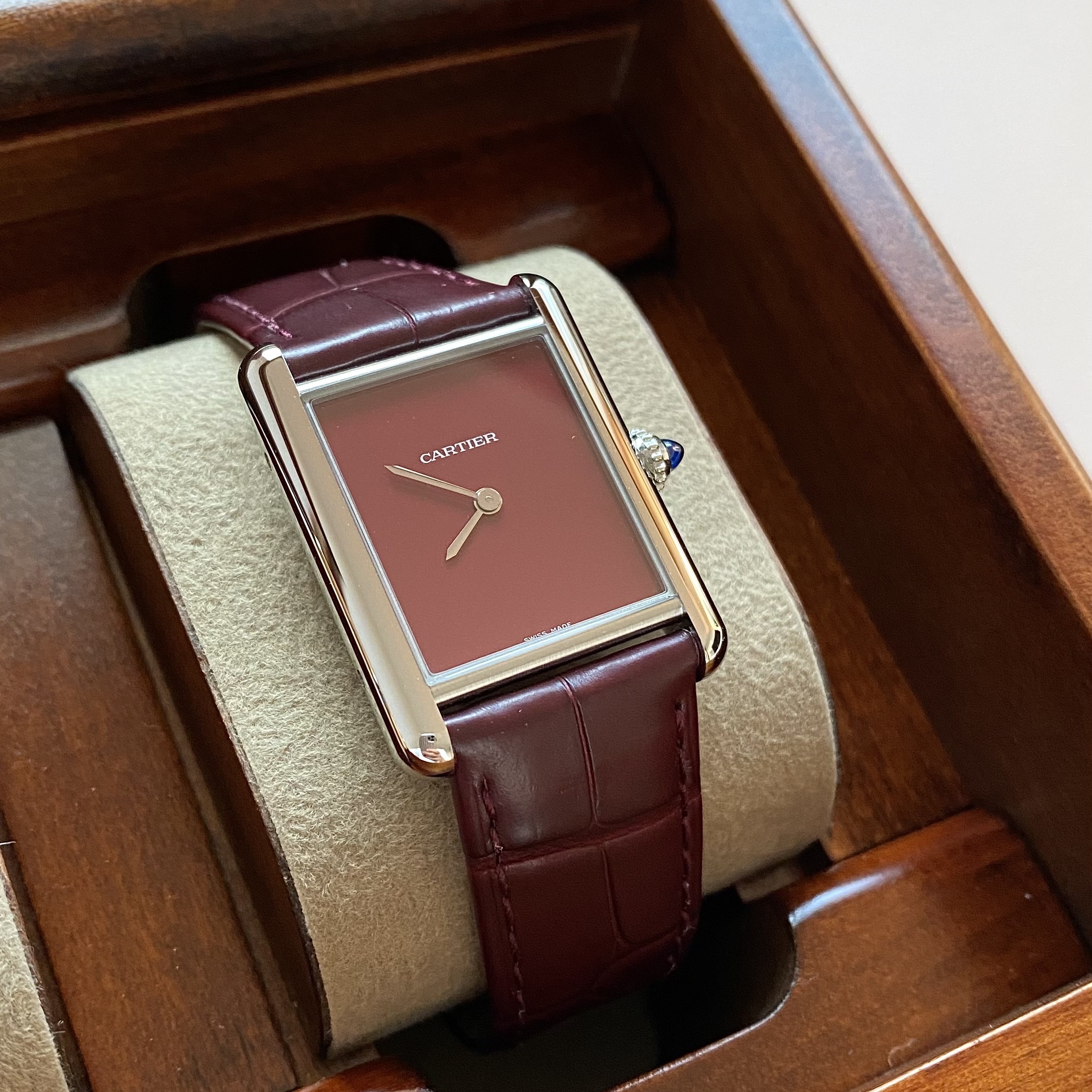 Cartier Tank Must Watch Large Quartz Steel Alligator Skin Claret 착용 스타일
