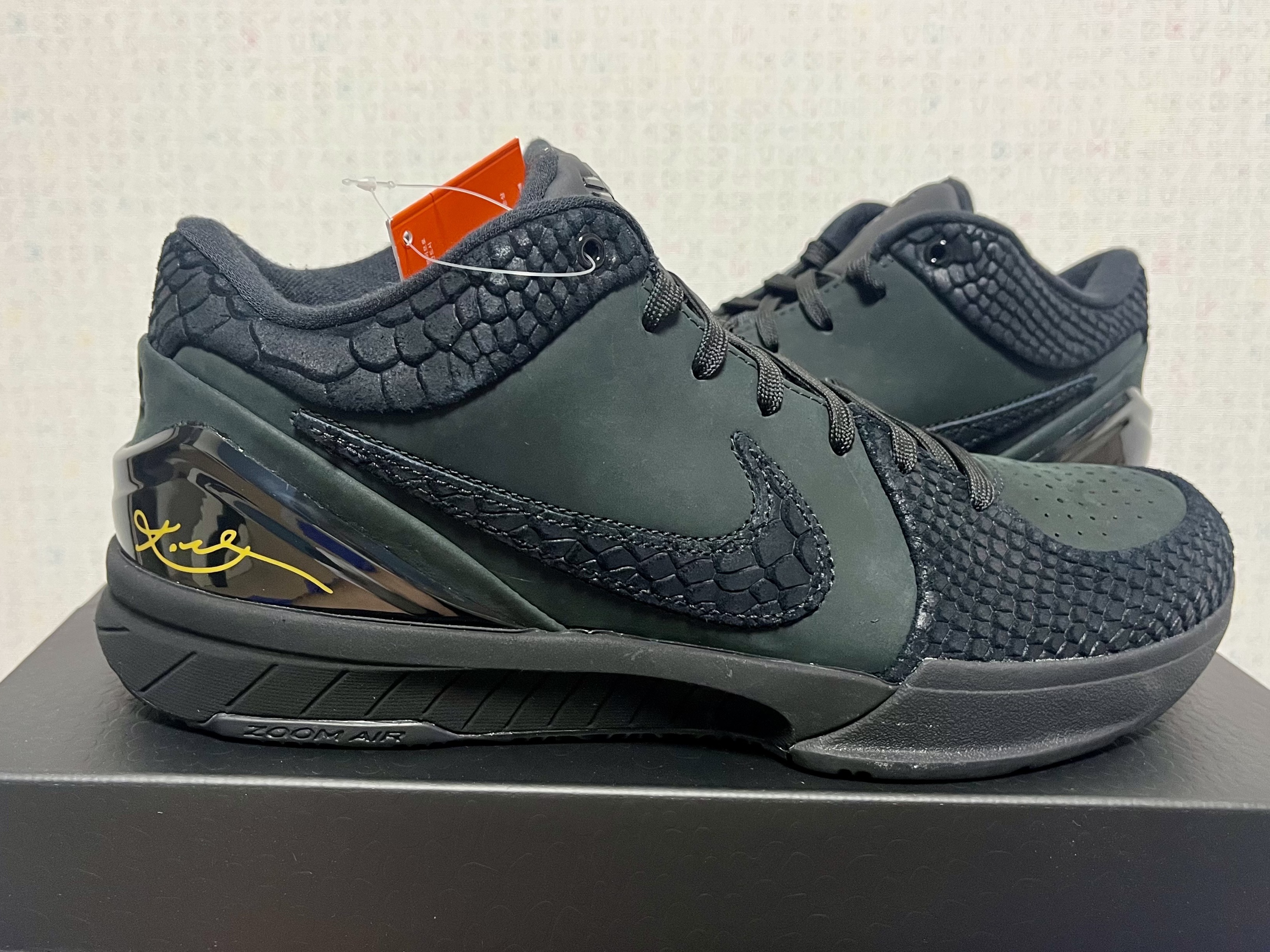 Nike Kobe 4 Protro Black University Gold 착용 스타일 - 1