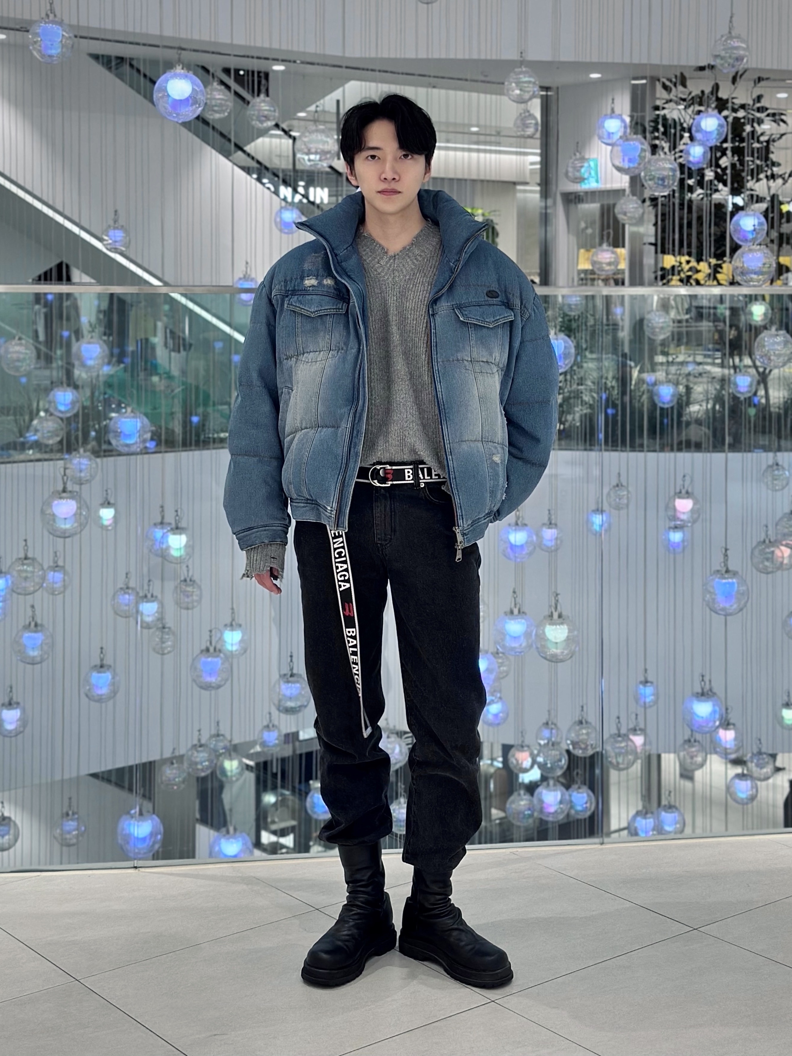 Balenciaga D Ring Belt Grey Red 착용 스타일 - 2
