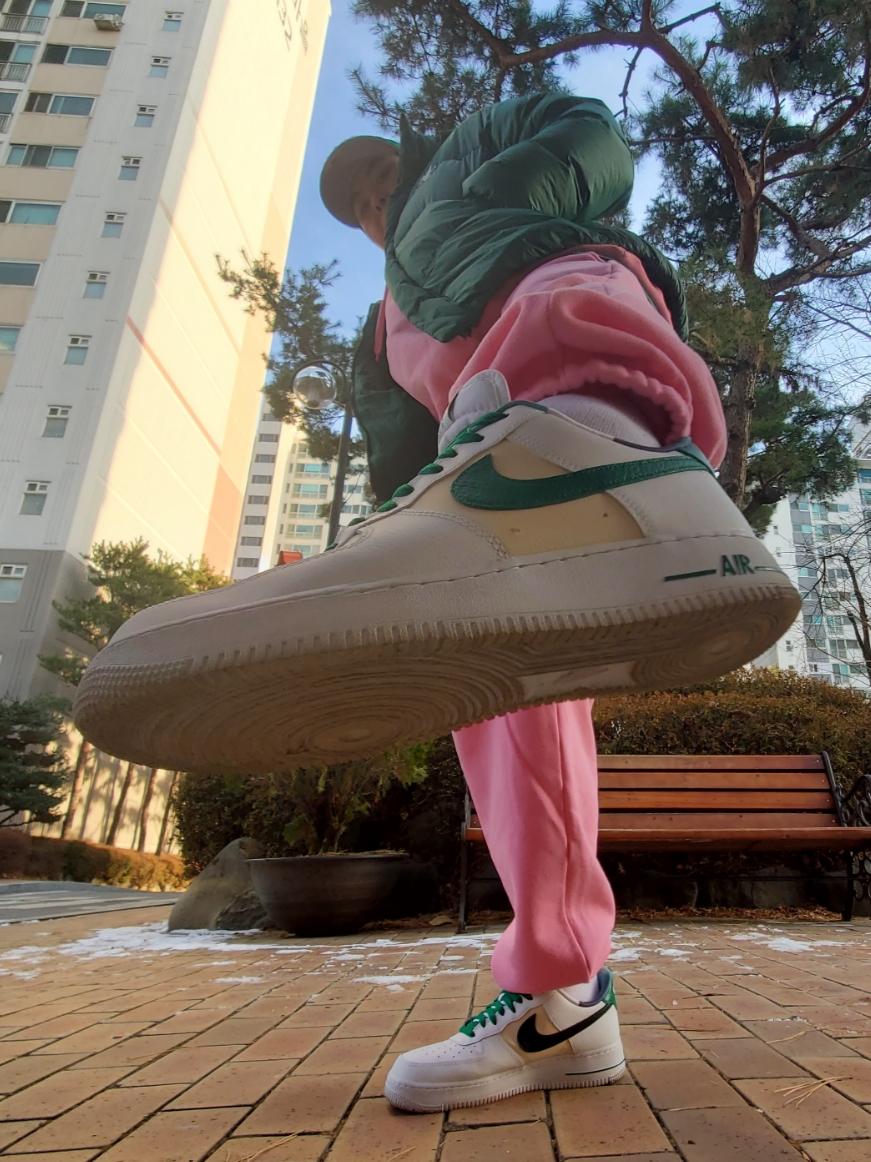 Essentials x New Era Sized Cap Kelly Green, Nike Air Force 1 '07 LV8 EMB White Malachite 착용 스타일 - 4