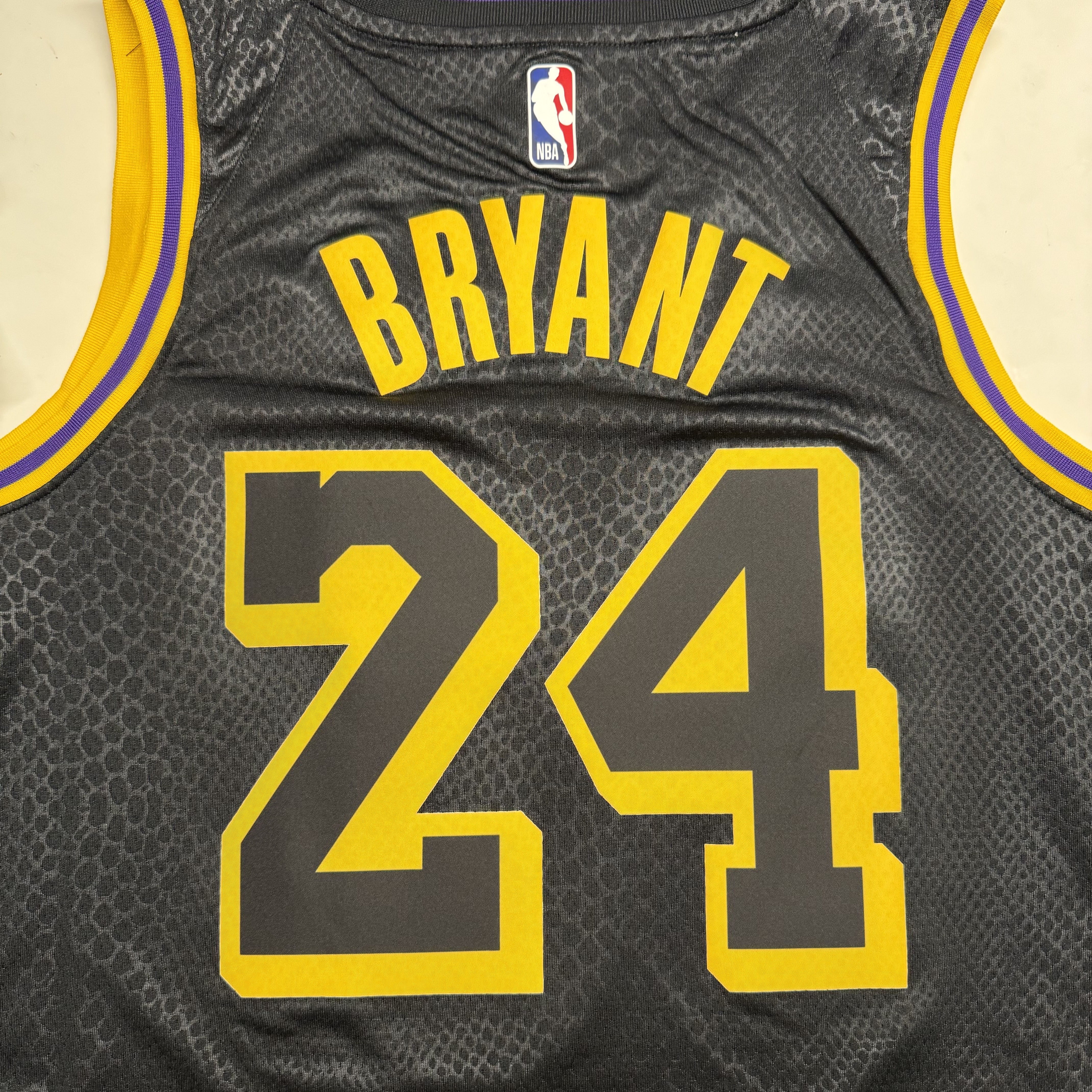 Nike Kobe Bryant LA Lakers City Edition Swingman Jersey Black (FN7297-010) 착용 스타일 - 1