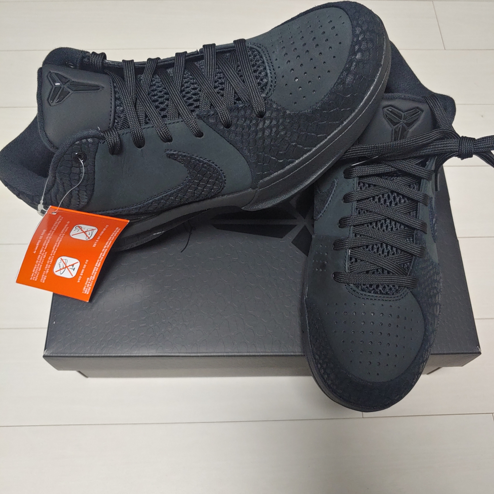 Nike Kobe 4 Protro Black University Gold 착용 스타일 - 3