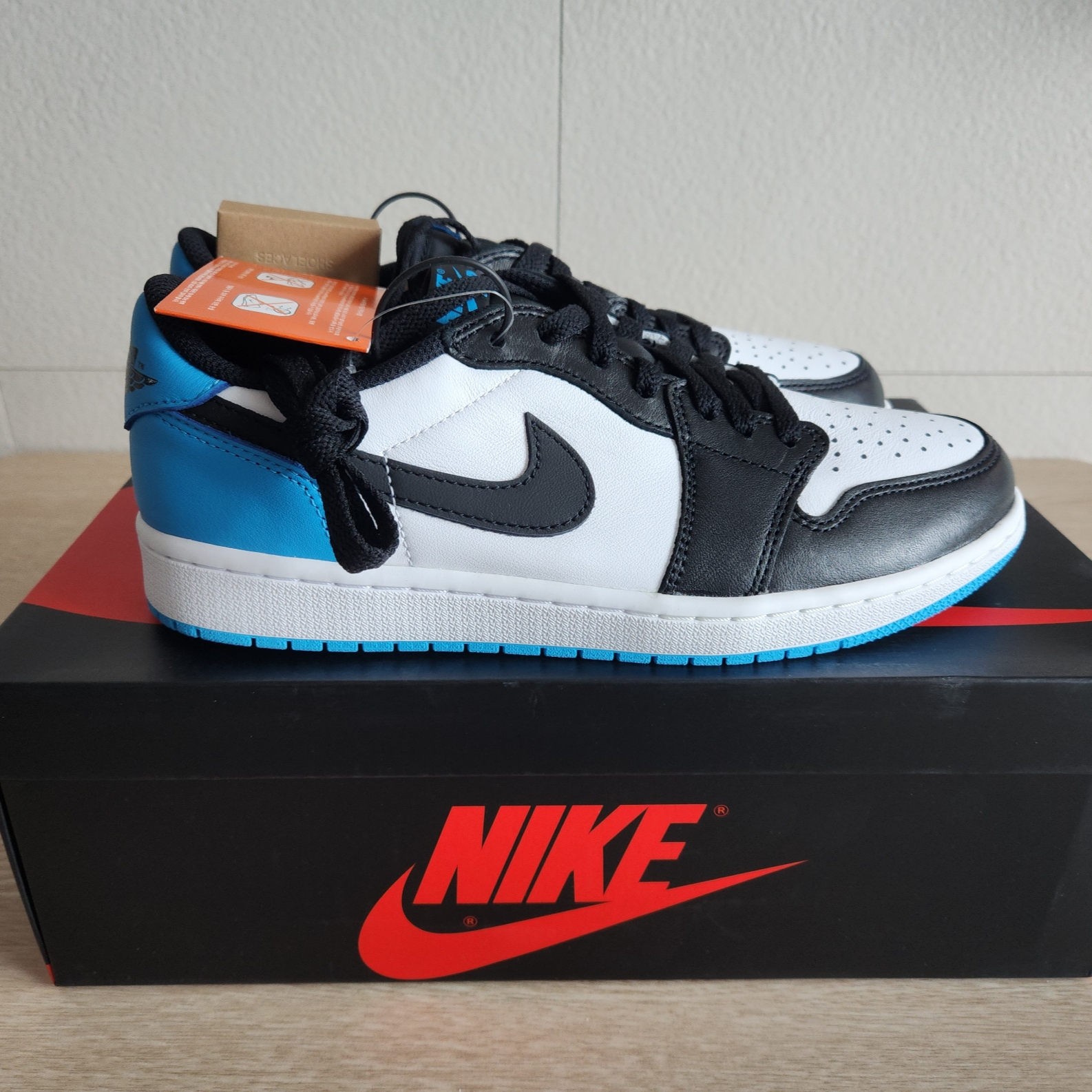 Jordan 1 Retro Low OG Black and Dark Powder Blue 착용 스타일