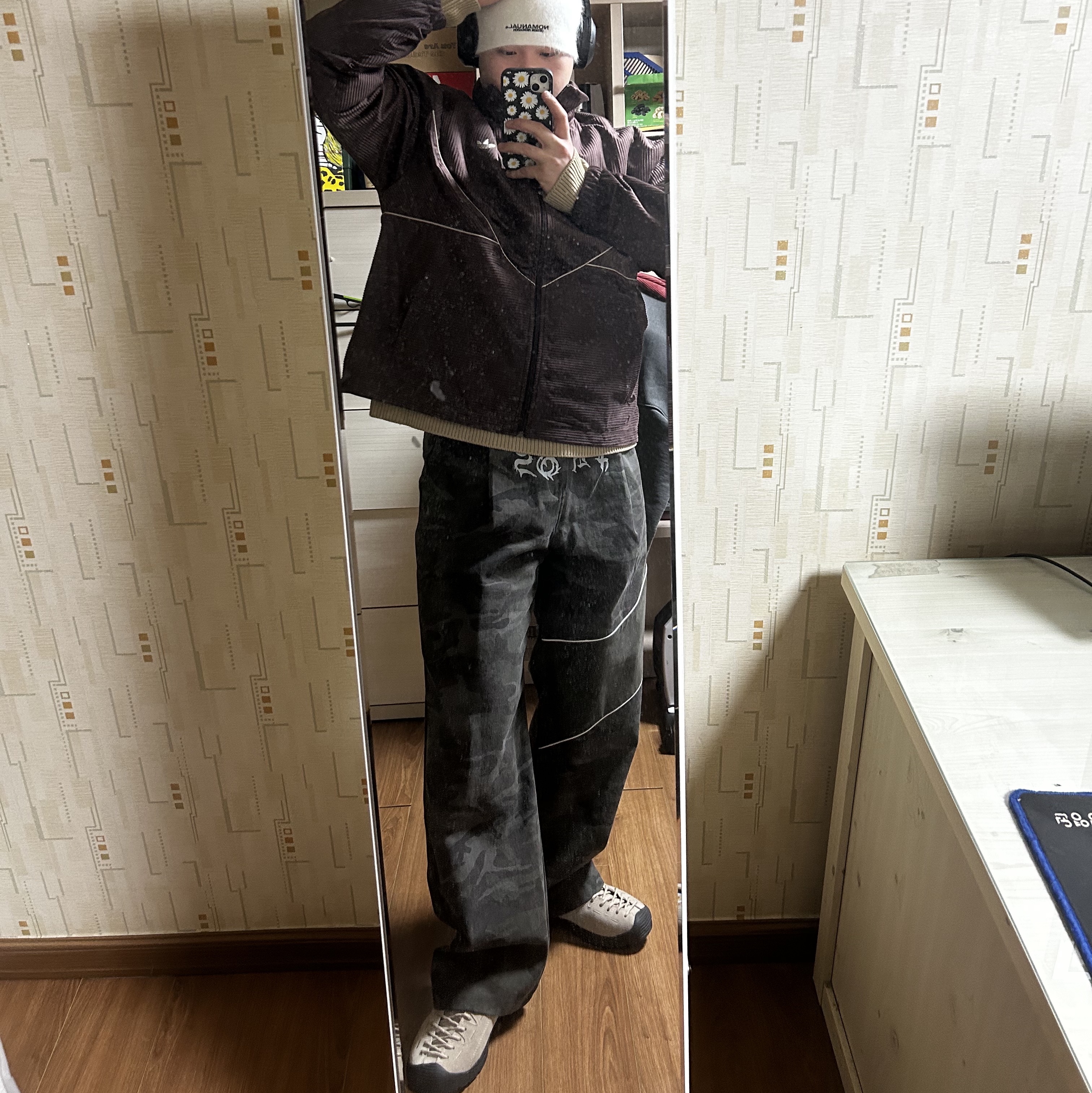 Keen Jasper Suede Sneakers Silver Mink, Adidas Adicolor Seasonal Corduroy Track Jacket Shadow Brown - KR Sizing 착용 스타일