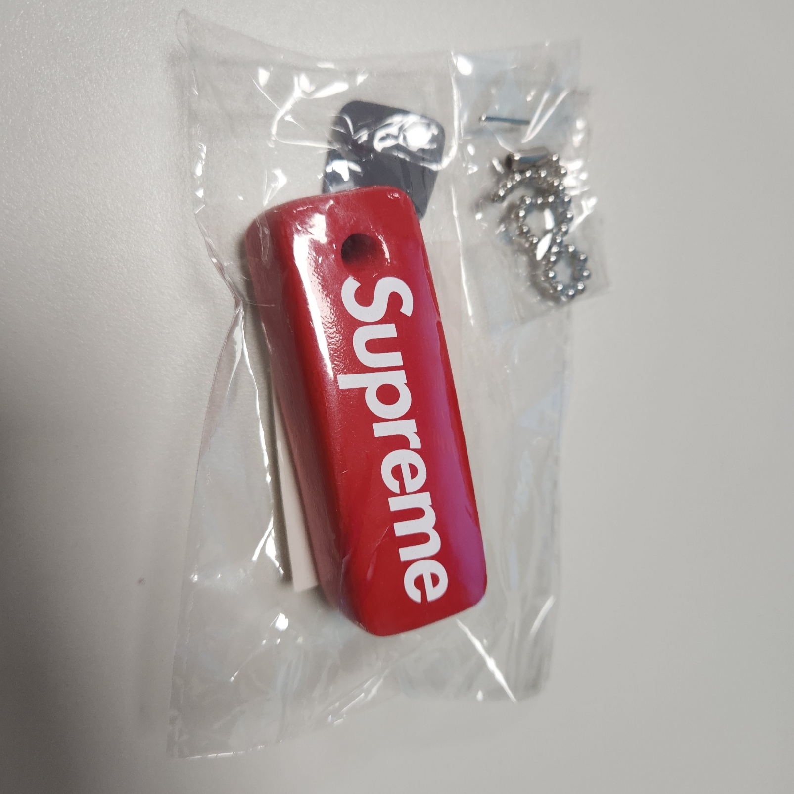 Supreme Floating Keychain Red - 23FW 착용 스타일