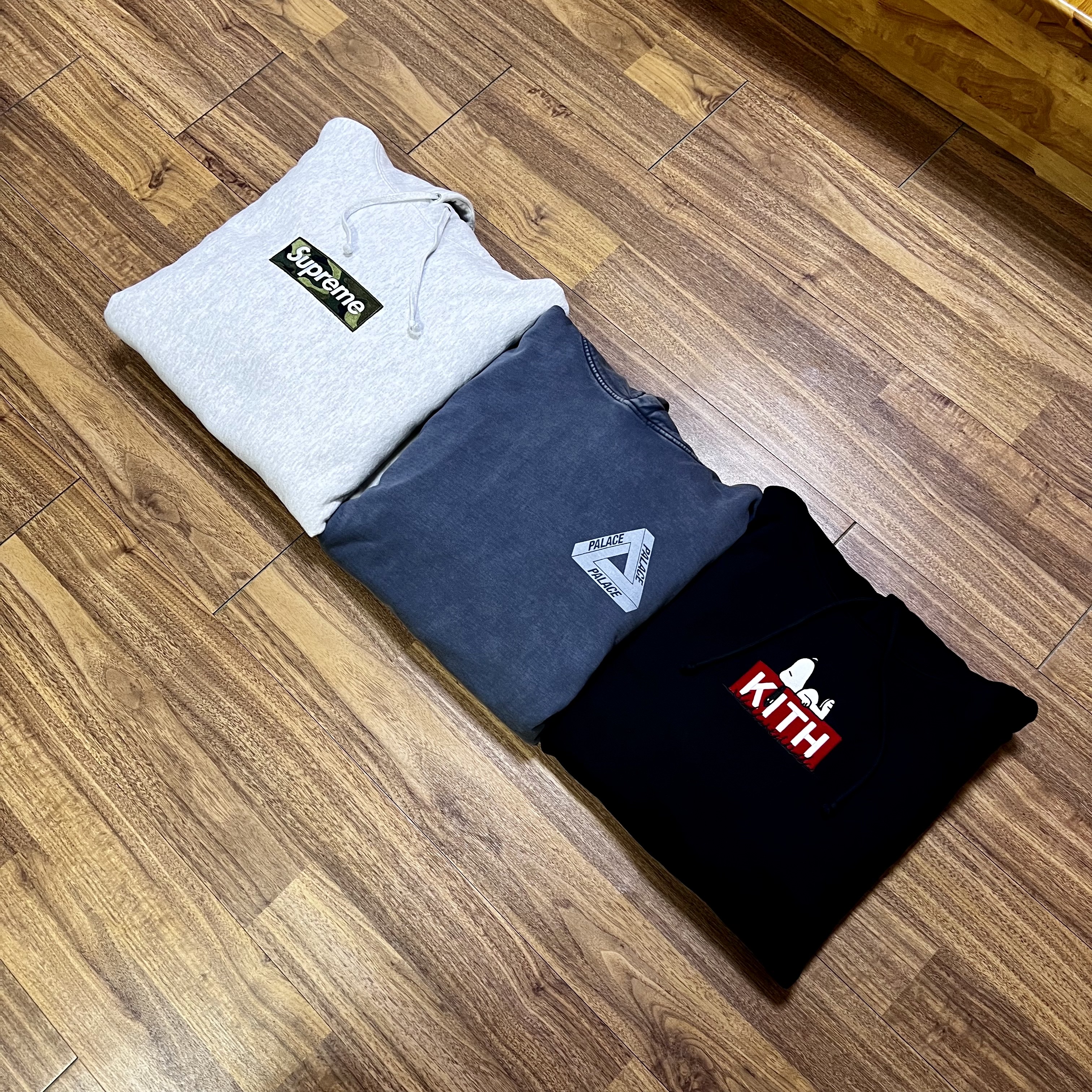 Kith x Peanuts Doghouse Hoodie Black, Palace Washed Out Tri-Ferg Hood Navy - 23FW 착용 스타일 - 2