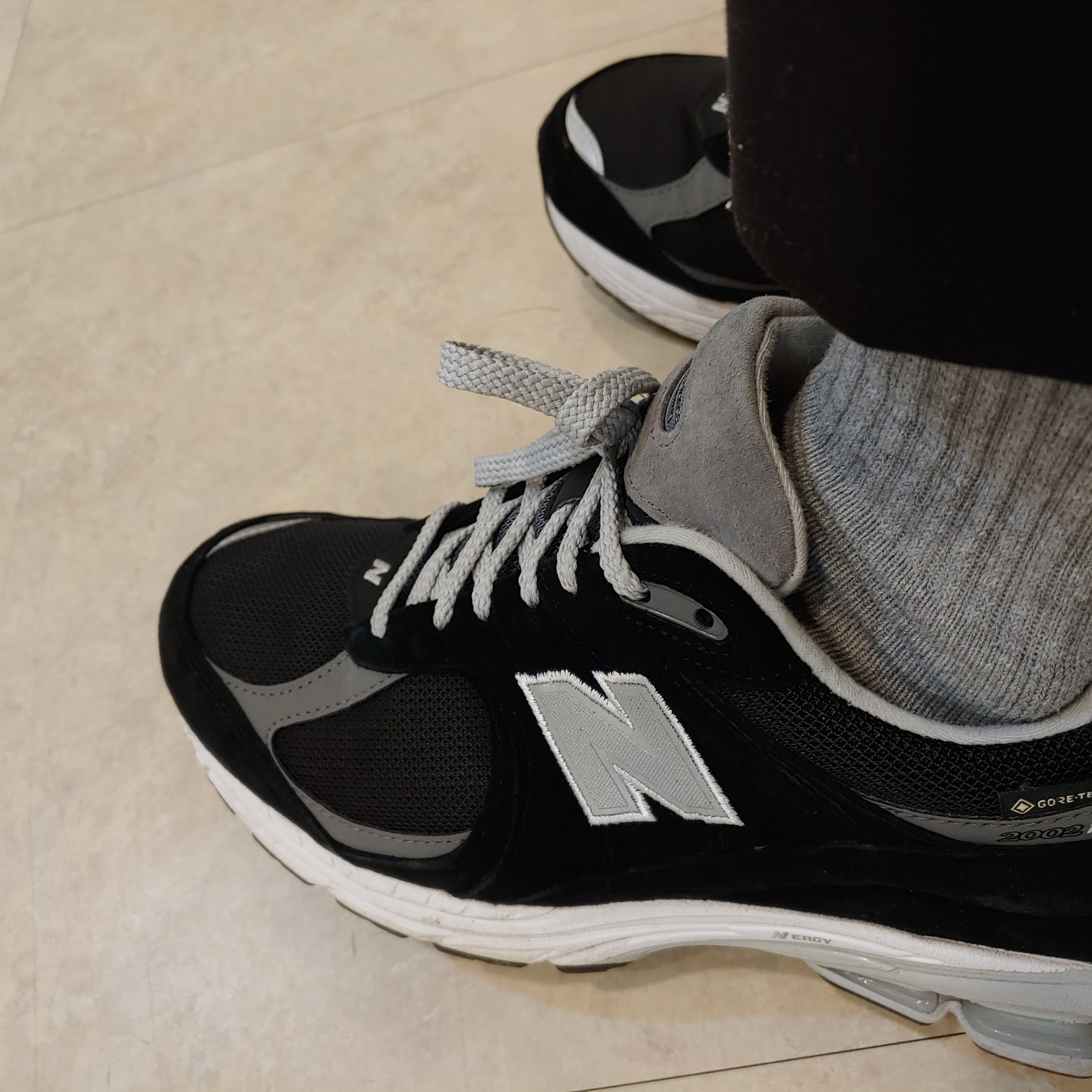New Balance 2002R Gore-Tex Black Silver Metalic 착용 스타일