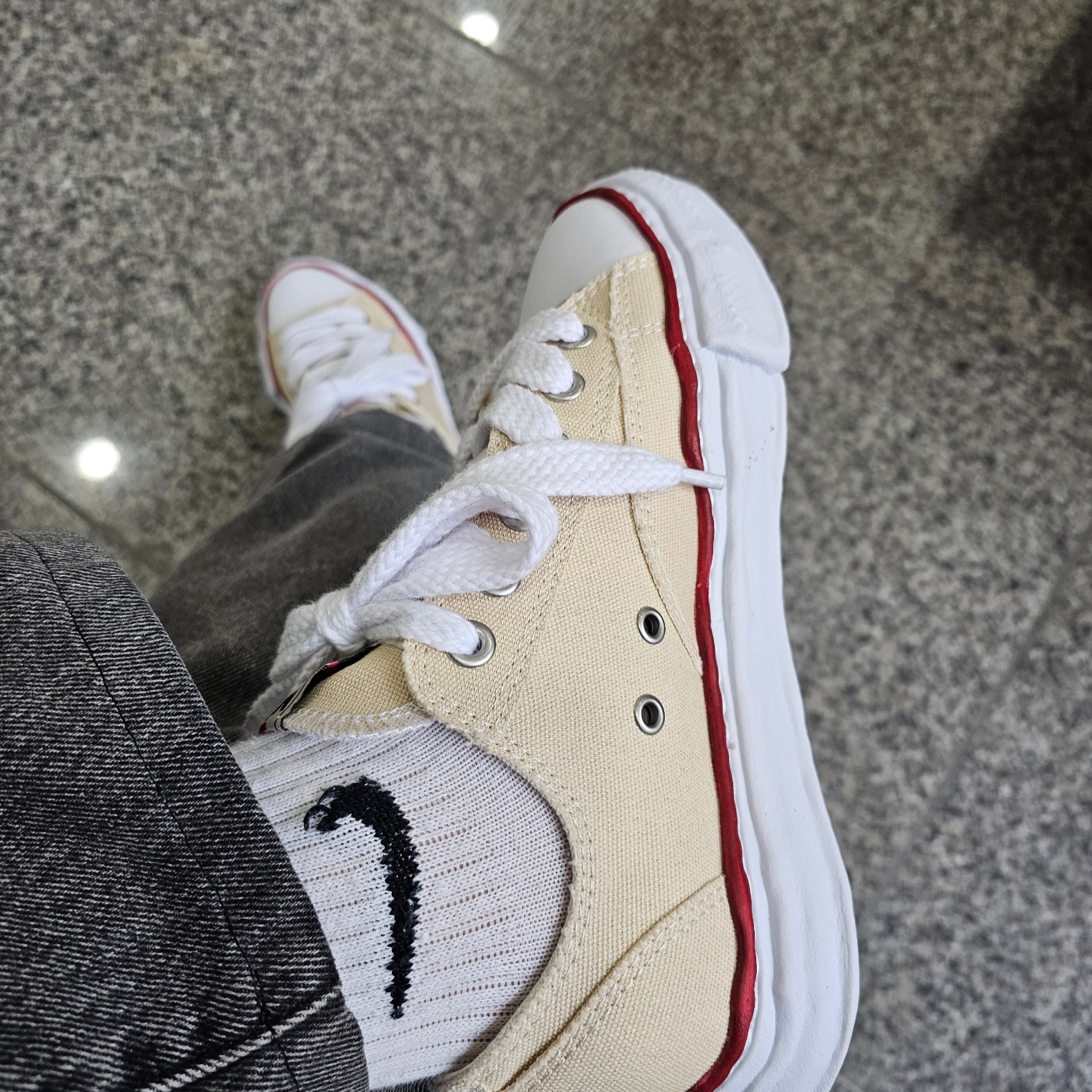 Maison Mihara Yasuhiro Peterson OG Sole Canvas Low-top Sneakers Natural 착용 스타일 - 6
