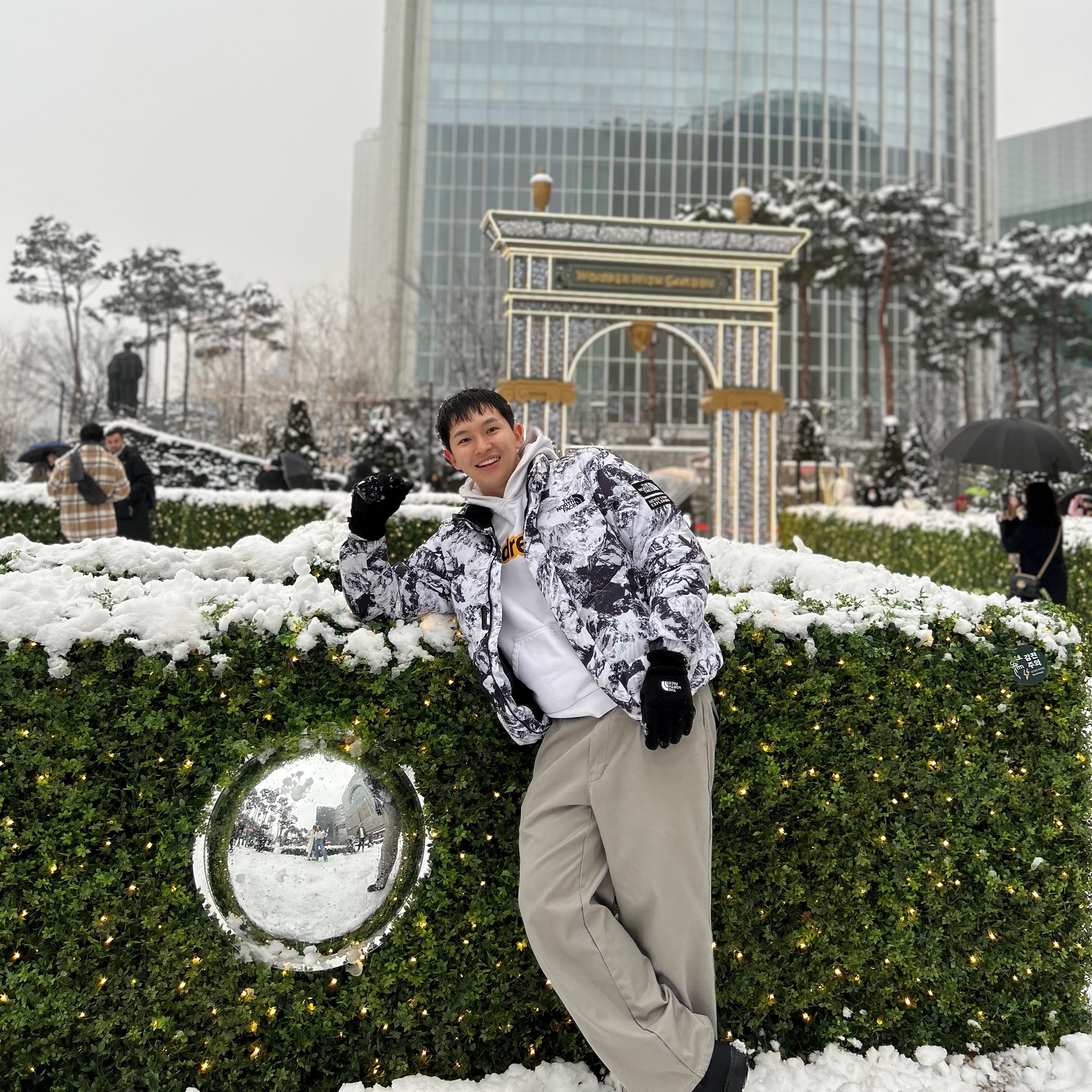 The North Face 1996 Novelty Nuptse Jacket Nutral Gray 착용 스타일