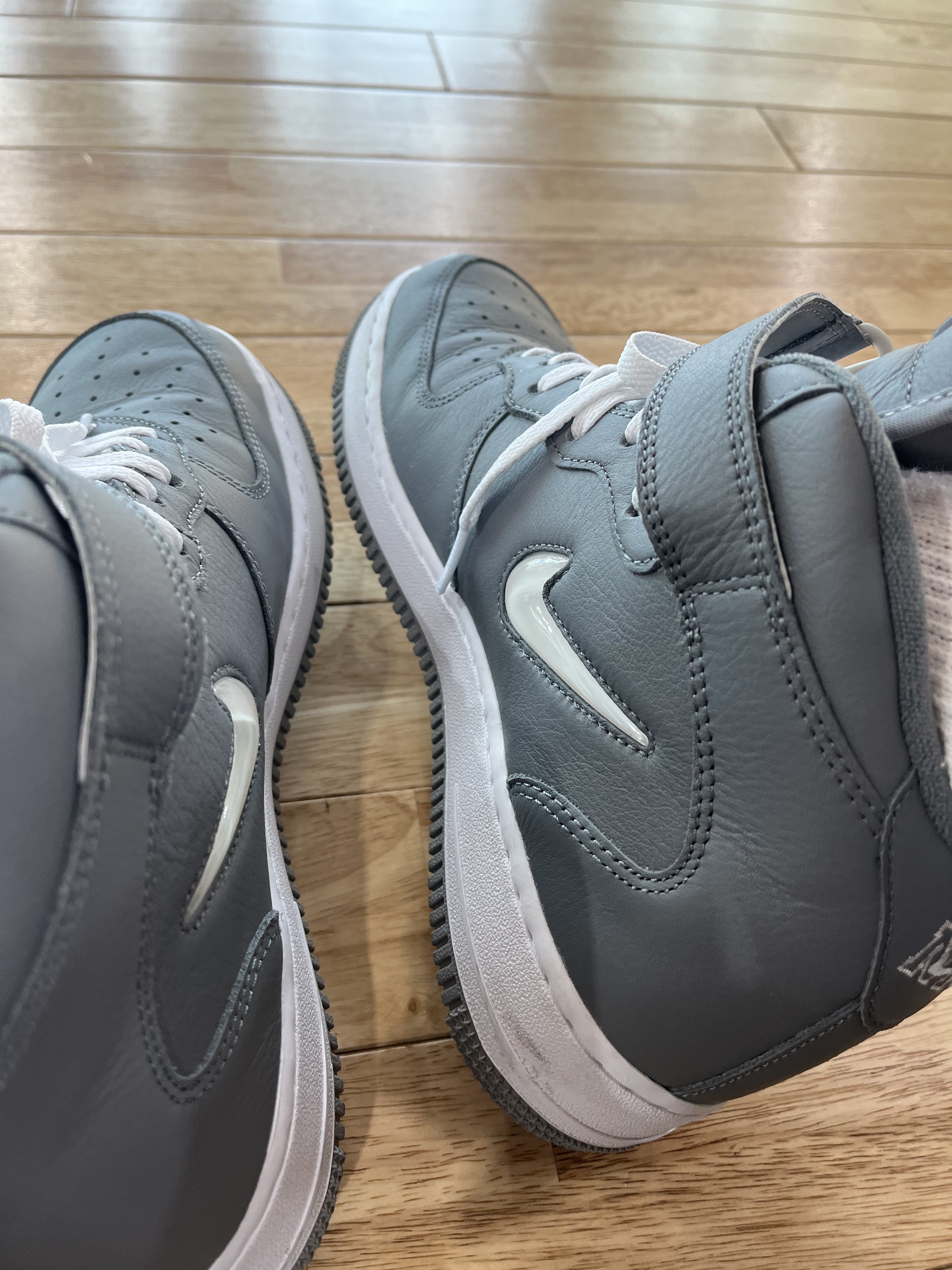 Nike Air Force 1 Mid QS NYC Cool Grey 착용 스타일 - 3