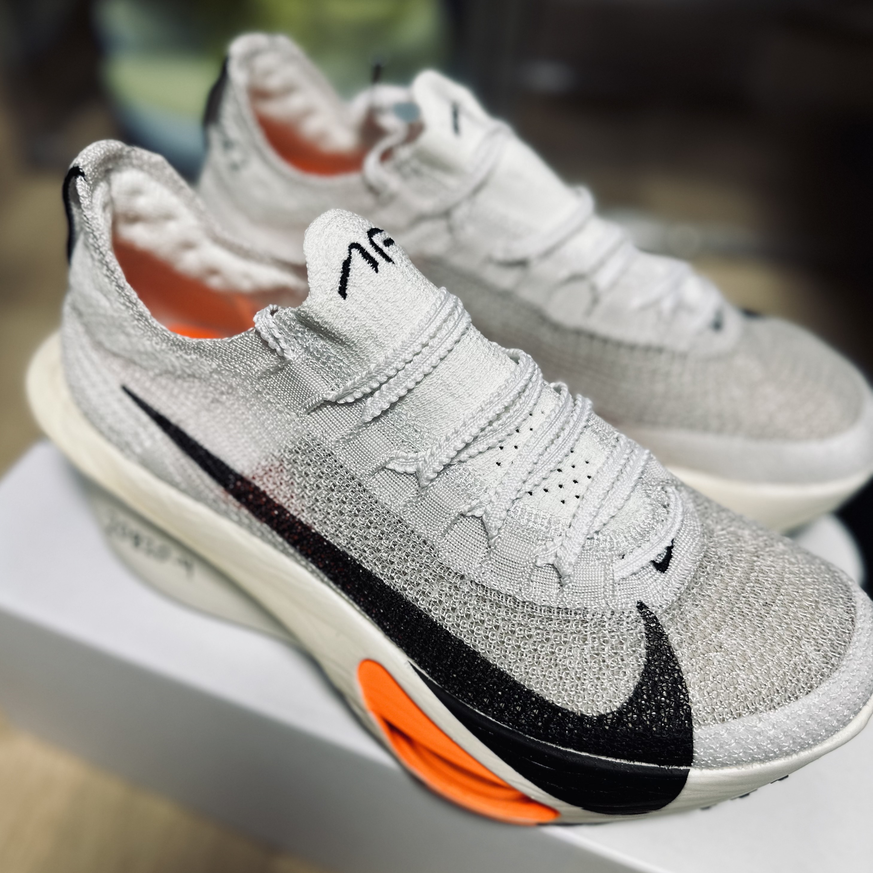 Nike Air Zoom Alphafly Next% 3 Proto White Total Orange, Nike Air Zoom Alphafly Next% 2 Proto White 착용 스타일 - 2