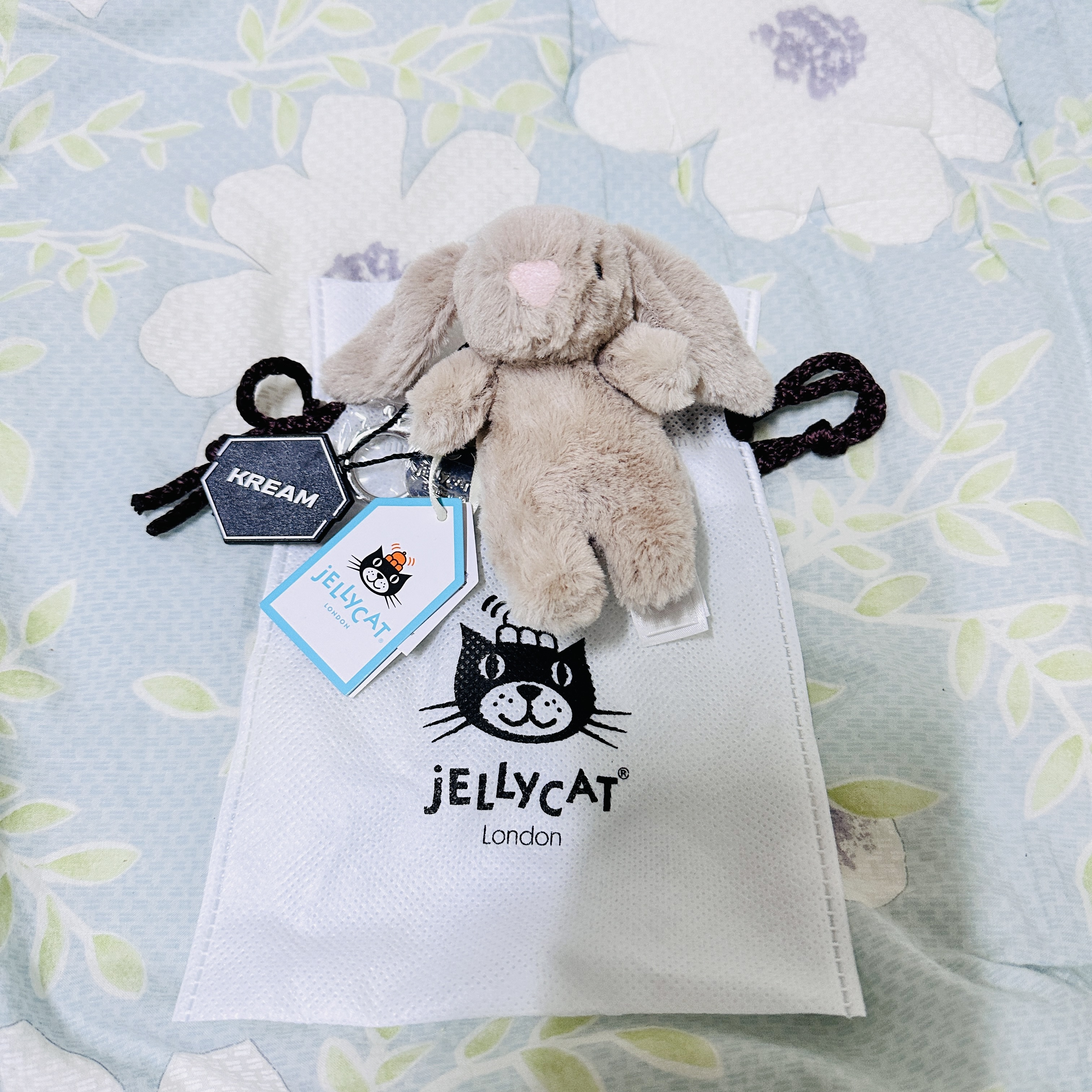 Jellycat Bashful Bunny Bag Charm Beige 착용 스타일 - 1