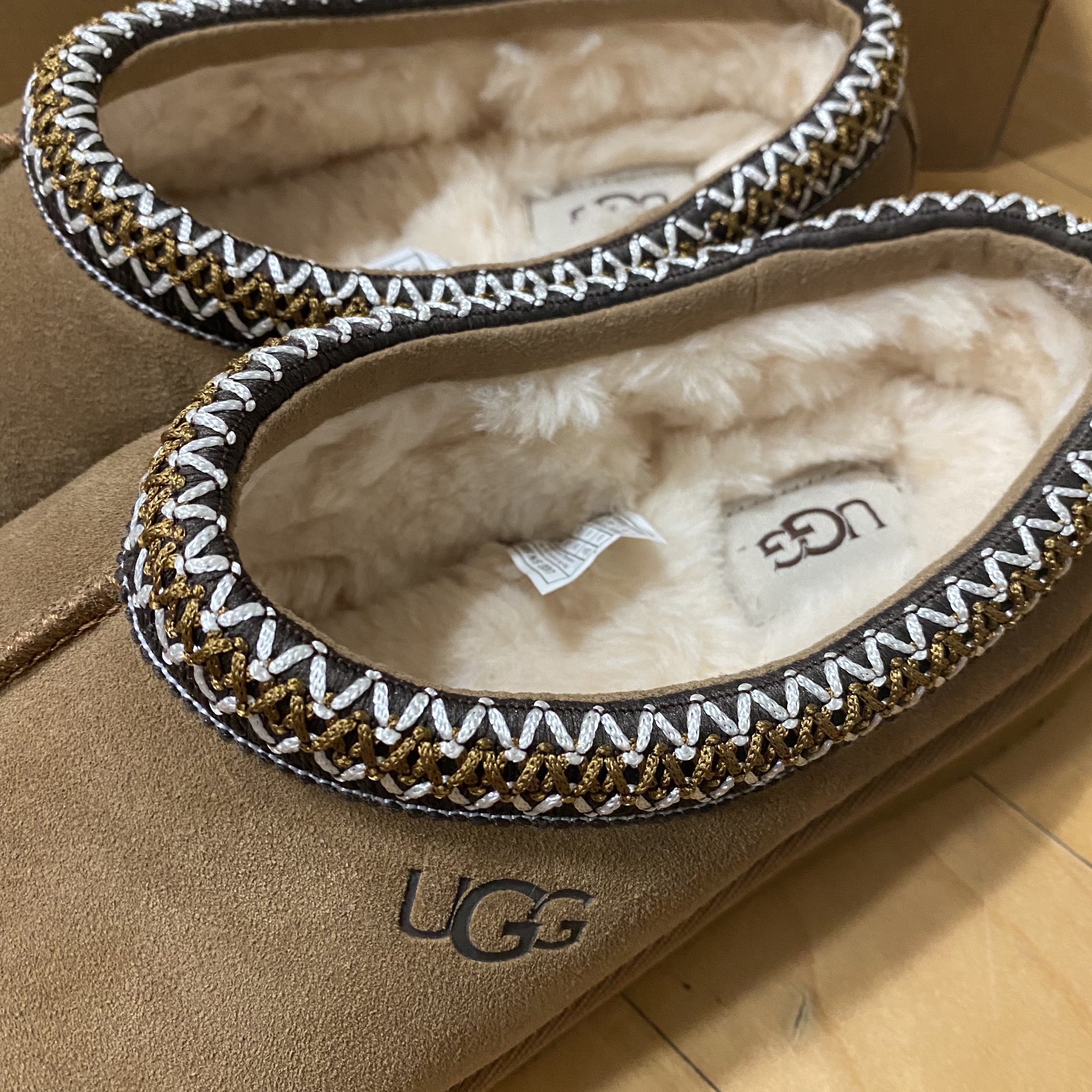 UGG Tasman Slipper Chestnut 착용 스타일