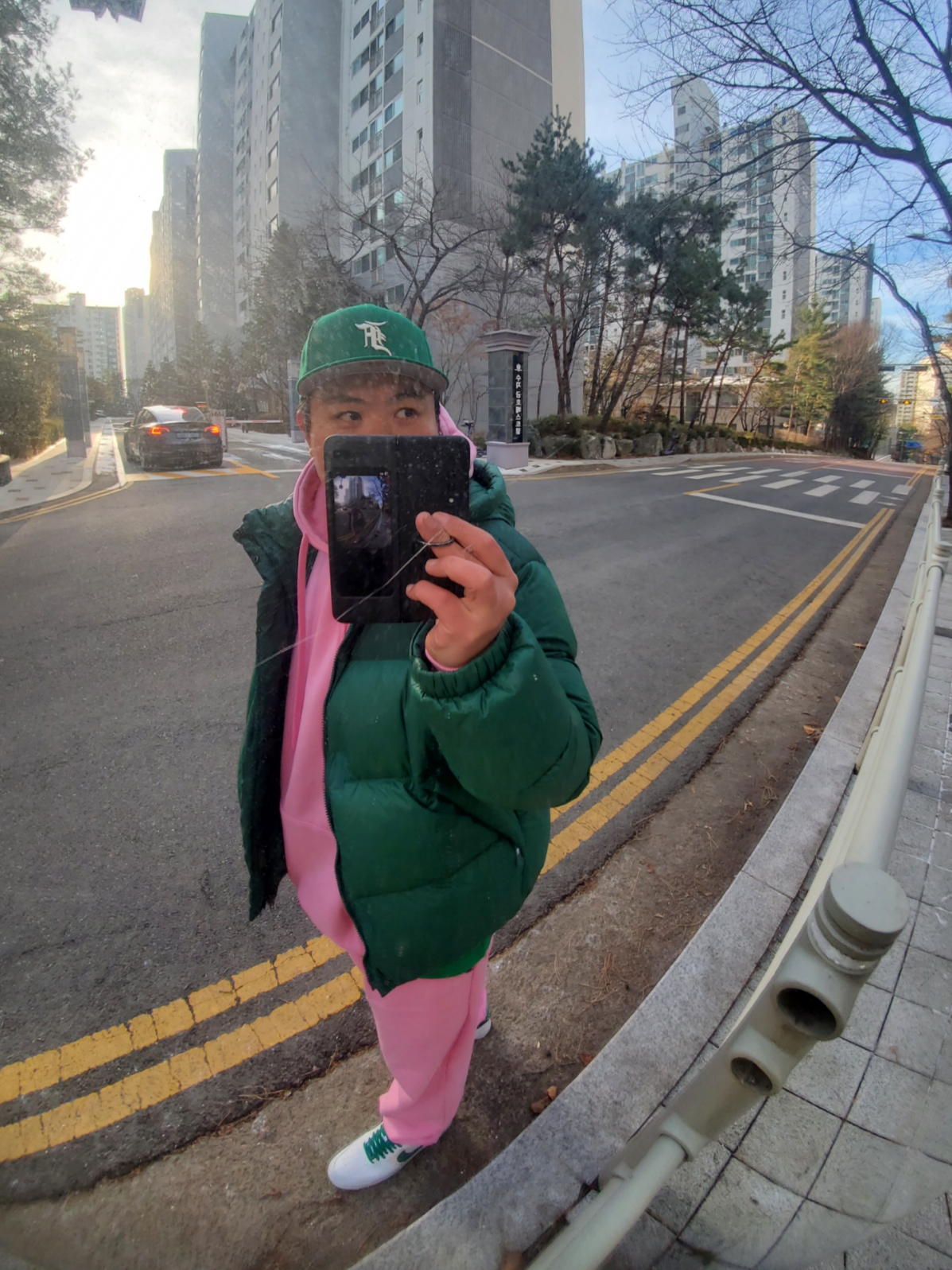 Essentials x New Era Sized Cap Kelly Green, Nike Air Force 1 '07 LV8 EMB White Malachite 착용 스타일 - 2