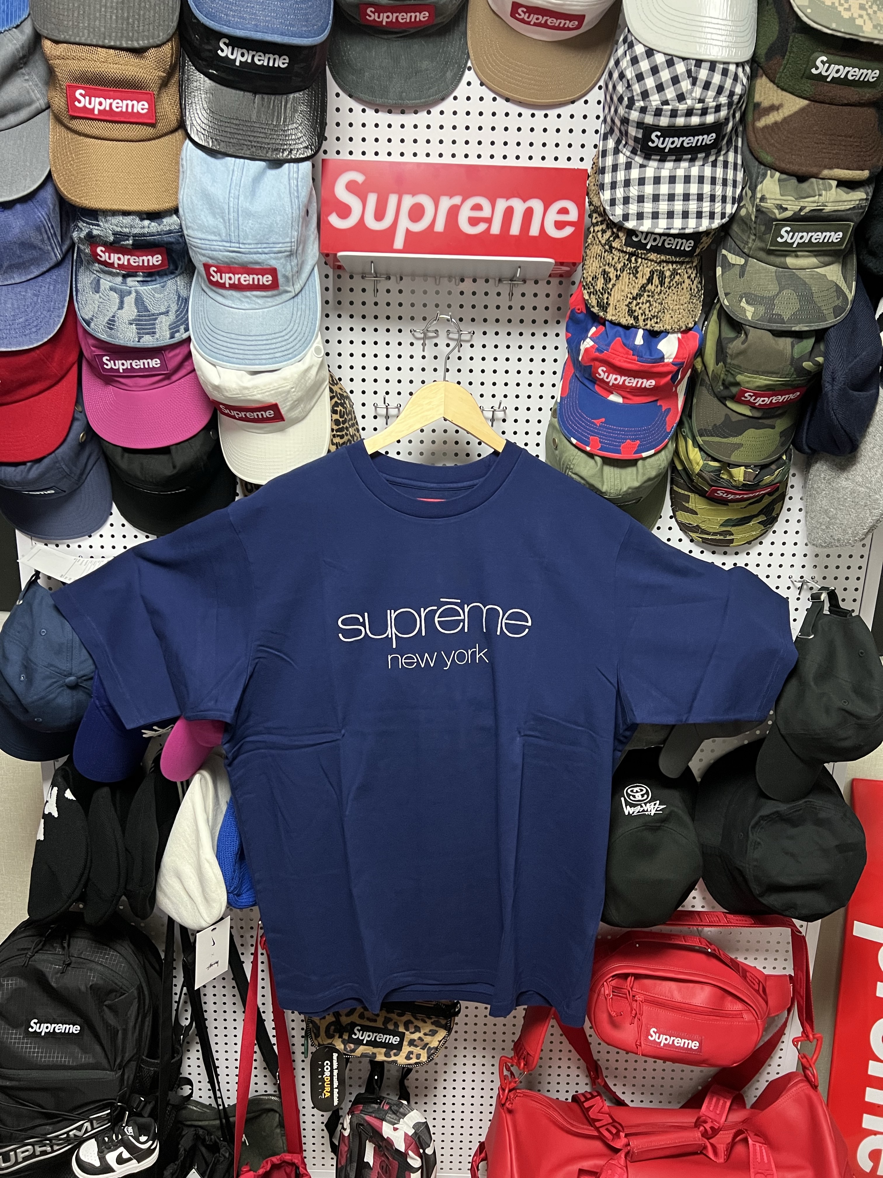 Supreme Classic Logo S/S Top Navy - 23FW, Supreme Gotham T-Shirt Magenta - 23FW 착용 스타일 - 1