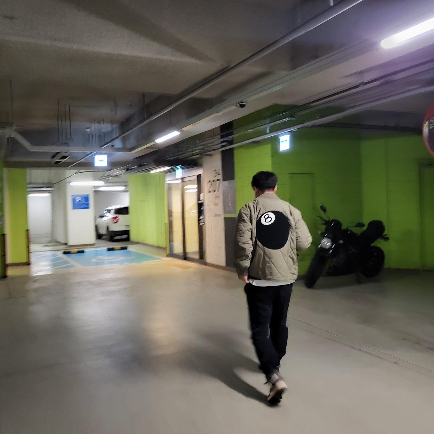 Stussy 8 Ball Quilted Liner Jacket Olive, Jordan 1 x Travis Scott Retro High OG SP Mocha 착용 스타일 - 3