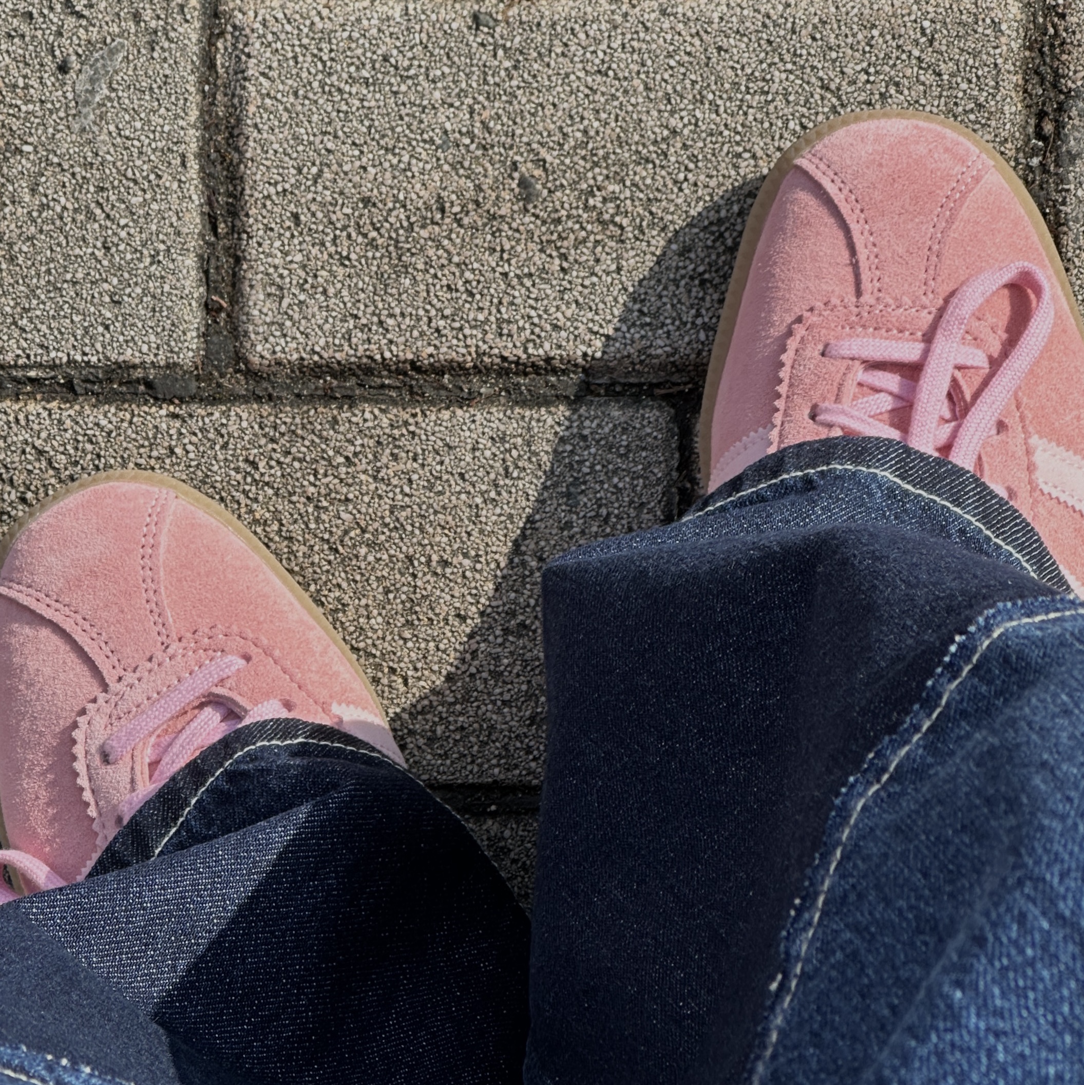 Adidas Bermuda Glow Pink 착용 스타일