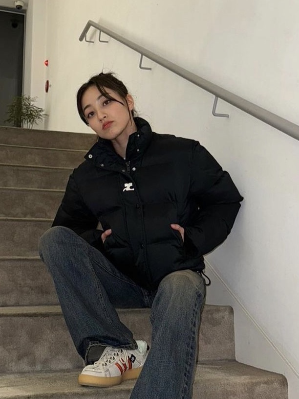 (W) Courreges Vinyl Short Puffer Jacket Black 착용 스타일 - 2