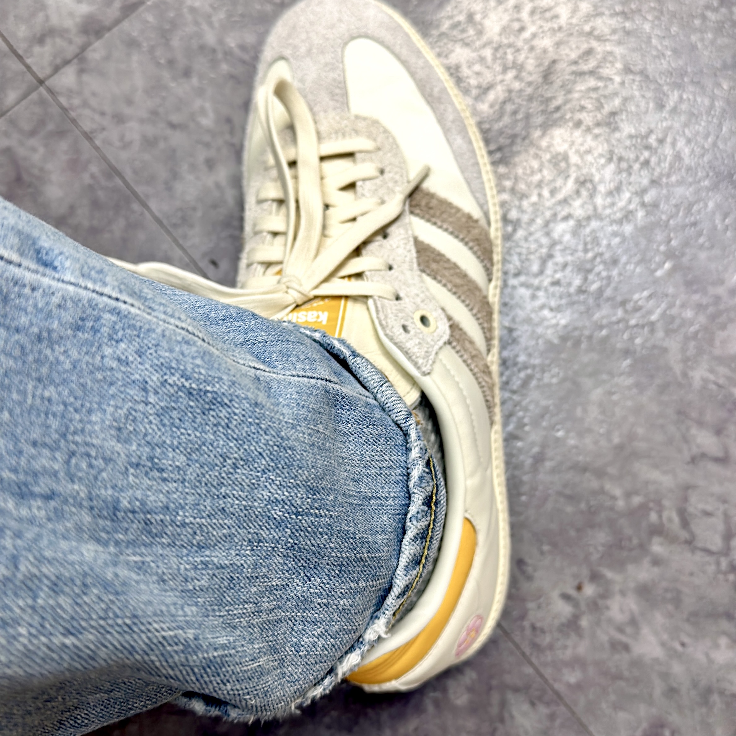 Adidas x Kasina Samba Consortium Cup Off White Trace Khaki 착용 스타일