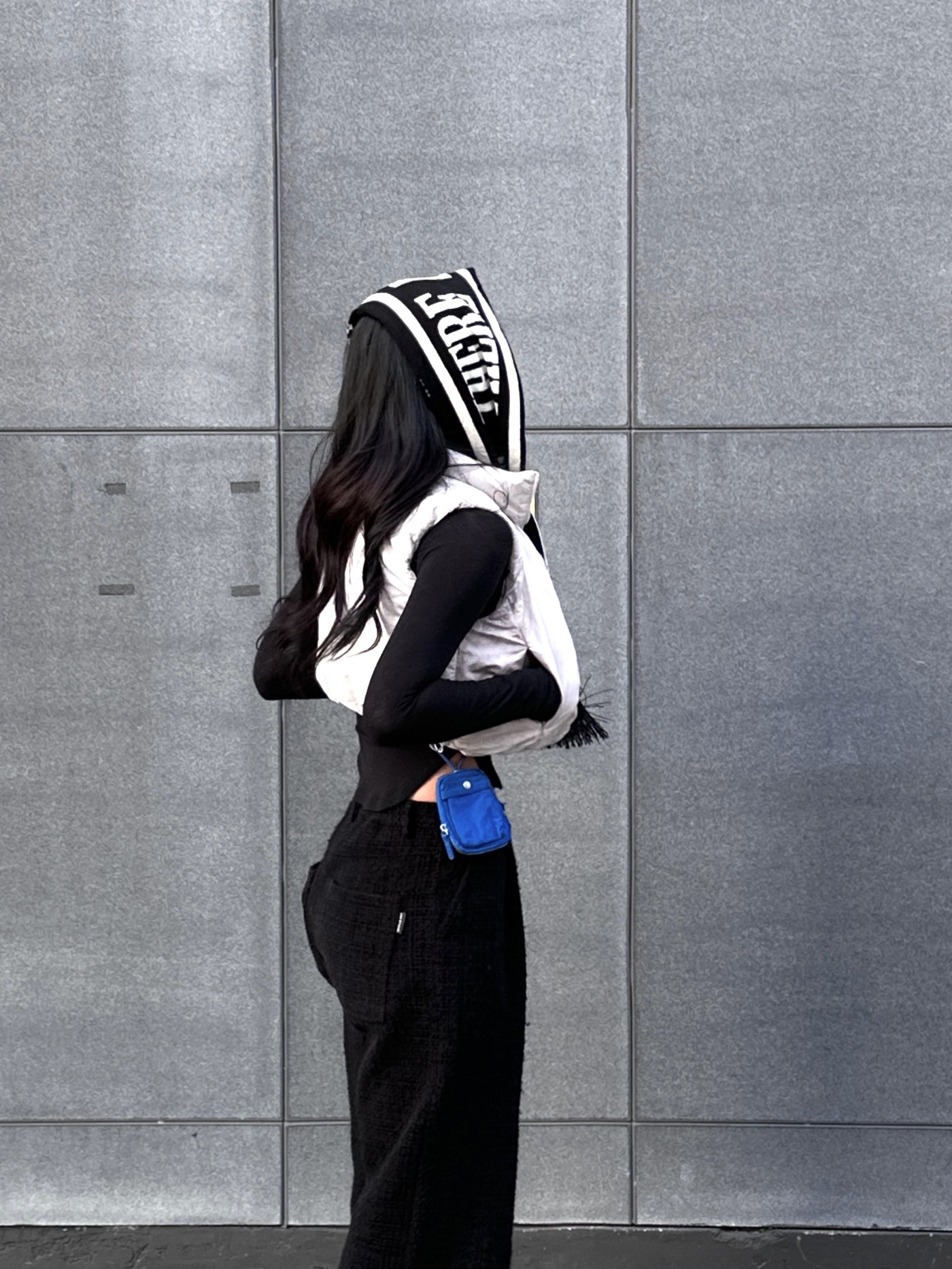 COS Mini Crossbody Pouch Nylon Blue, Nike Air Kukini Triple Black 착용 스타일 - 1