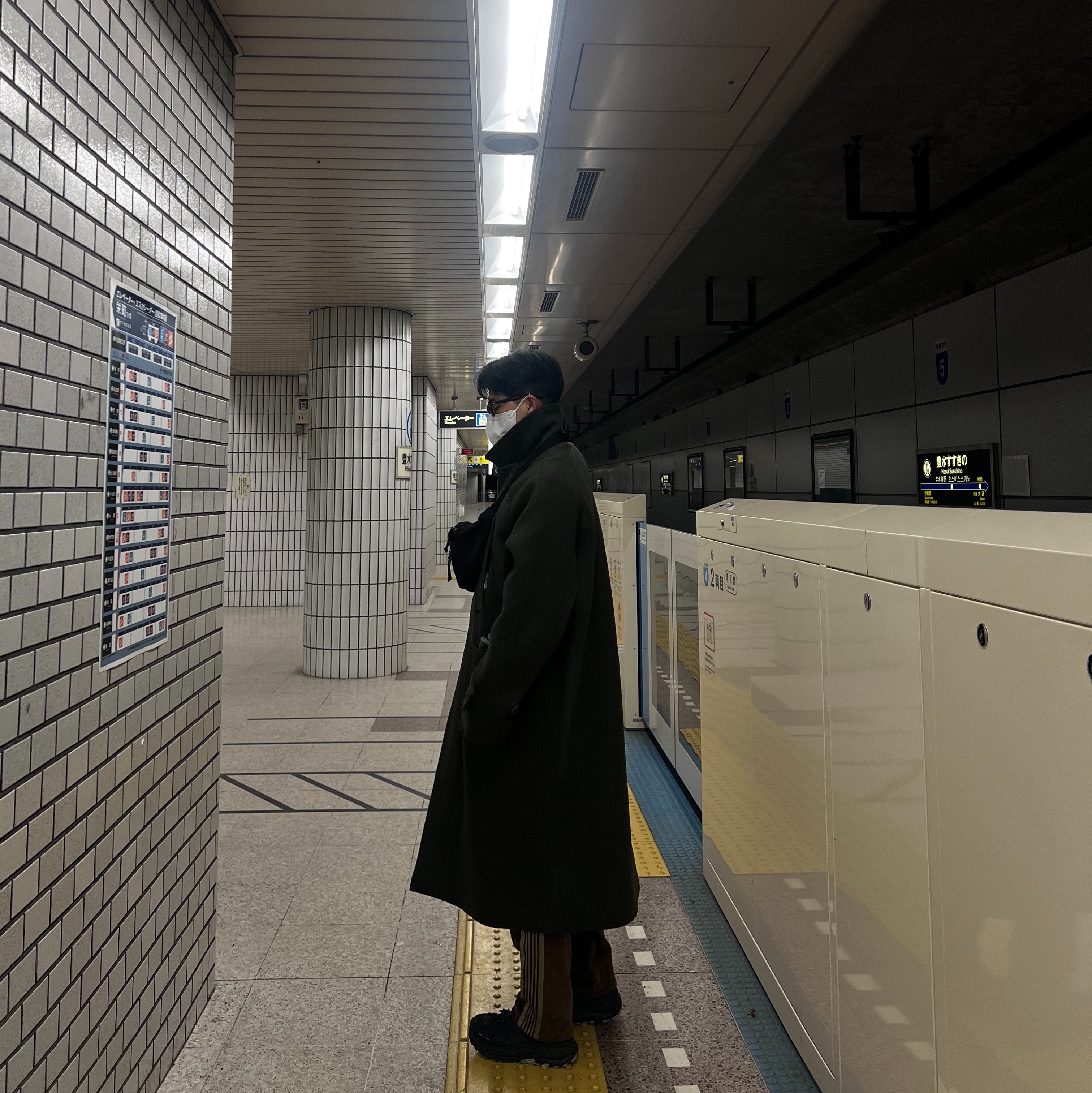 Undermycar Legion.02 Balmacaan Oversized Wool Coat Khaki, Needles Narrow Track Pants Velour Brown 착용 스타일 - 2