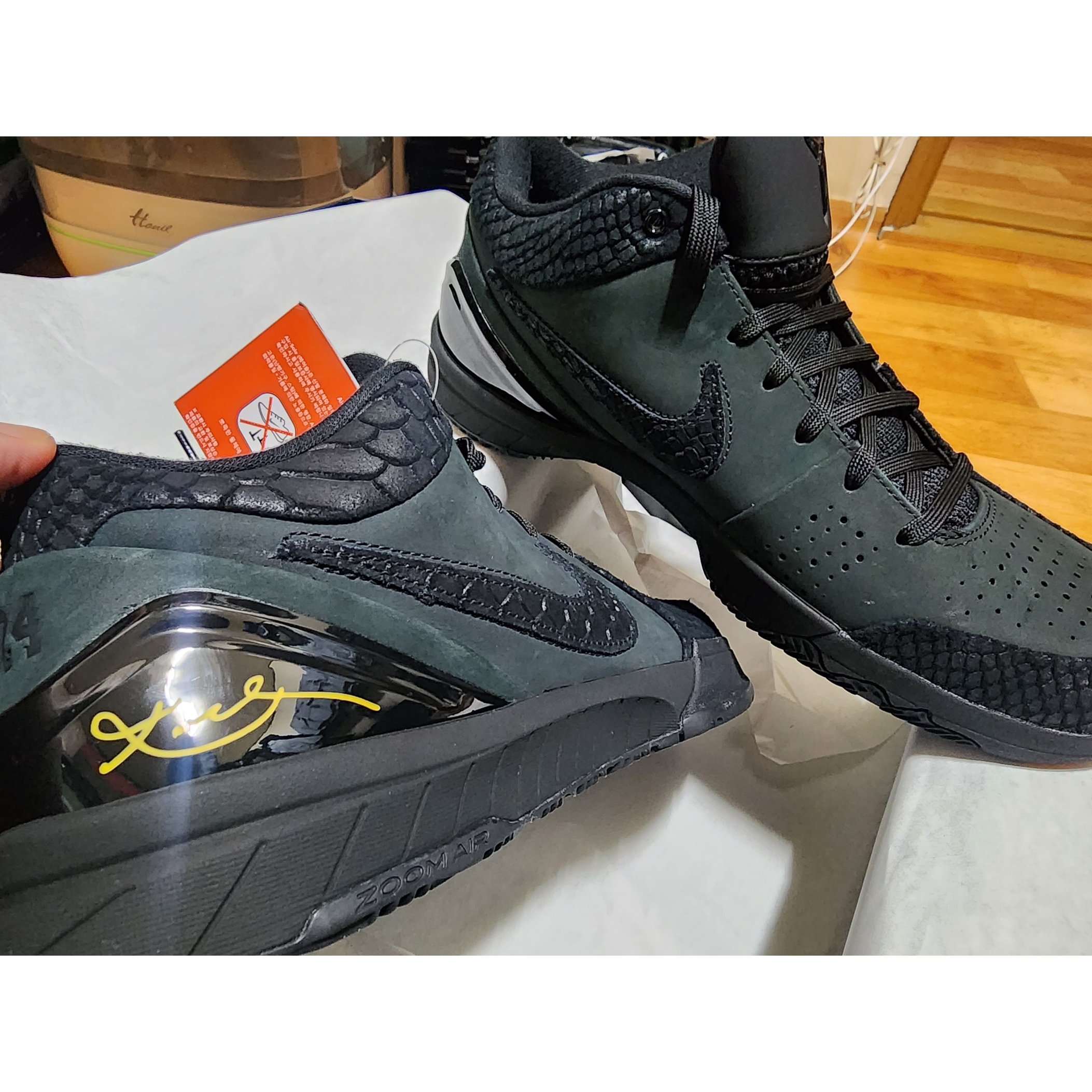 Nike Kobe 4 Protro Black University Gold 착용 스타일 - 3