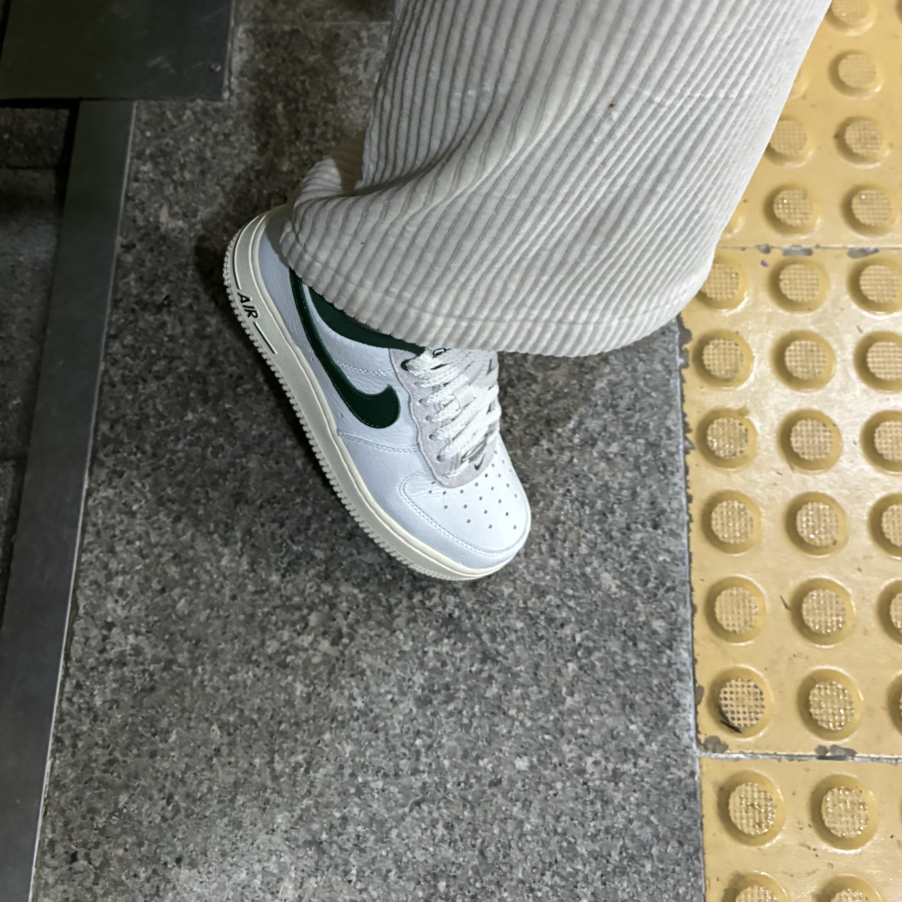 (W) Nike Air Force 1 '07 LX Summit White Gorge Green 착용 스타일