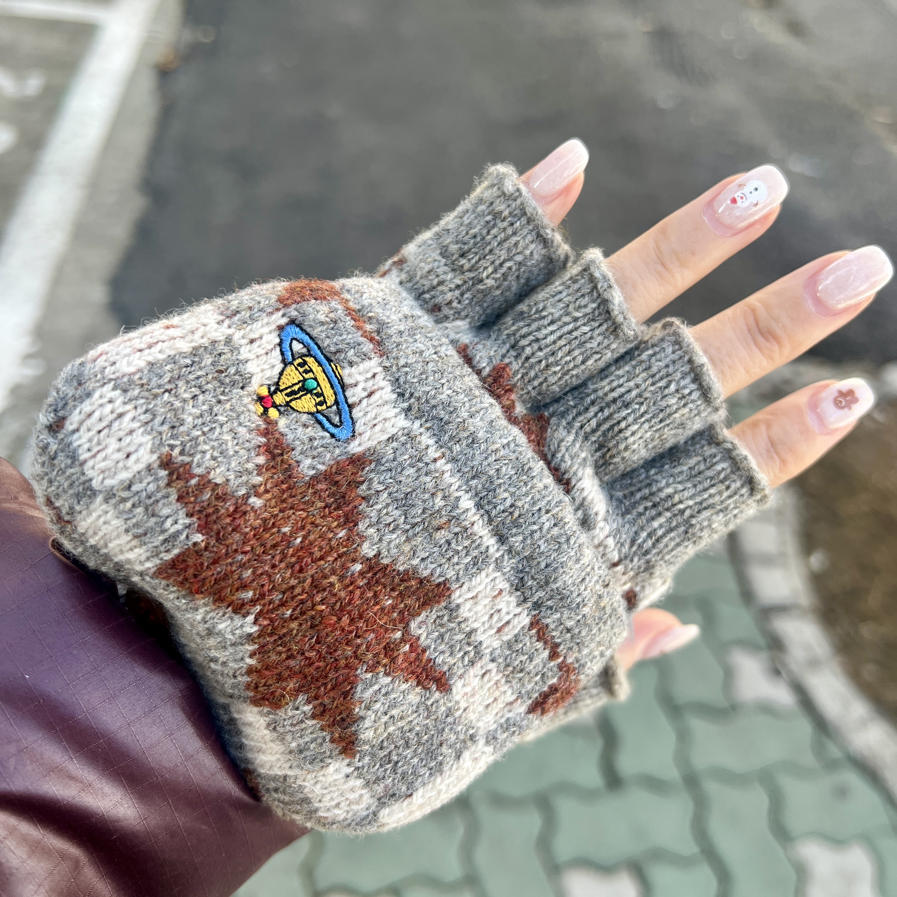 (W) The North Face White Label Novelty Nuptse Down Jacket Cocoa Brown, (W) Vivienne Westwood Orb Logo Mitten Cover Gloves Gray 착용 스타일