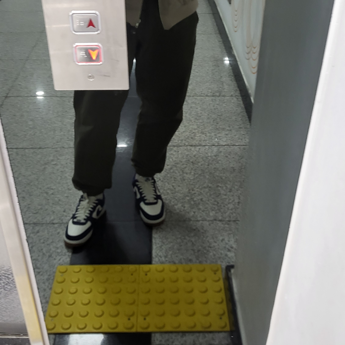 Nike Air Force 1 '07 LV8 Midnight Navy 착용 스타일