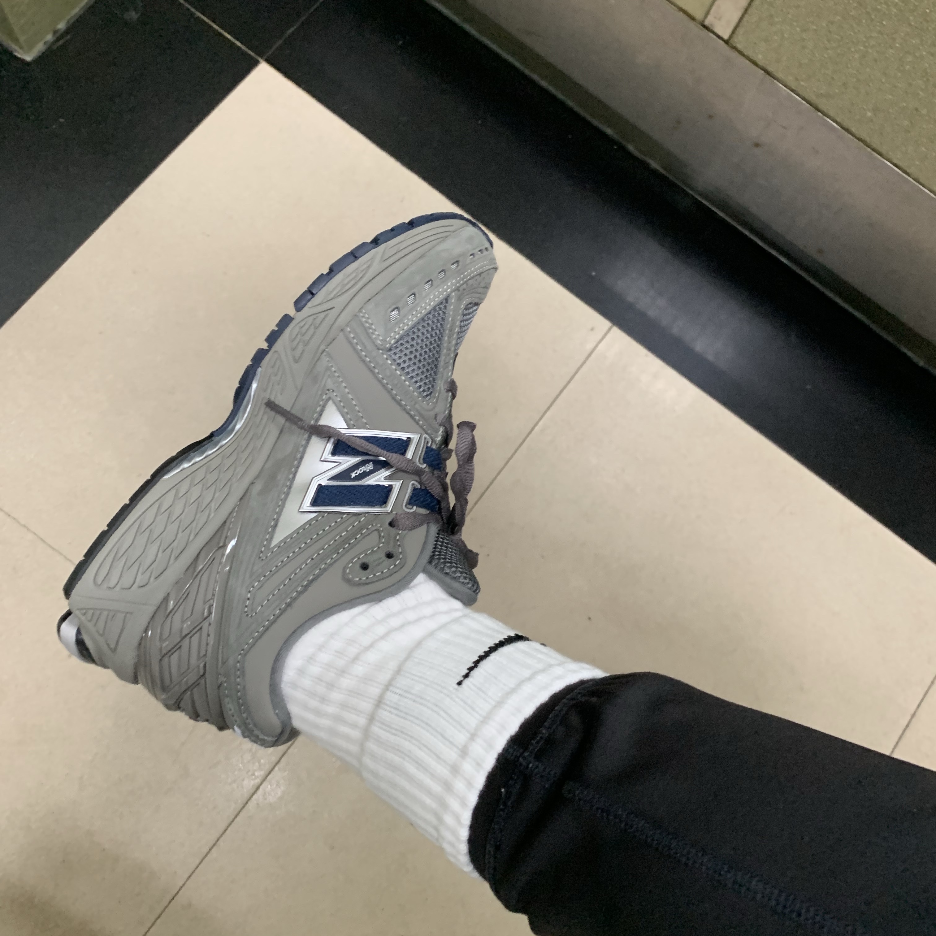 New Balance 1906R Charcoal Grey 착용 스타일