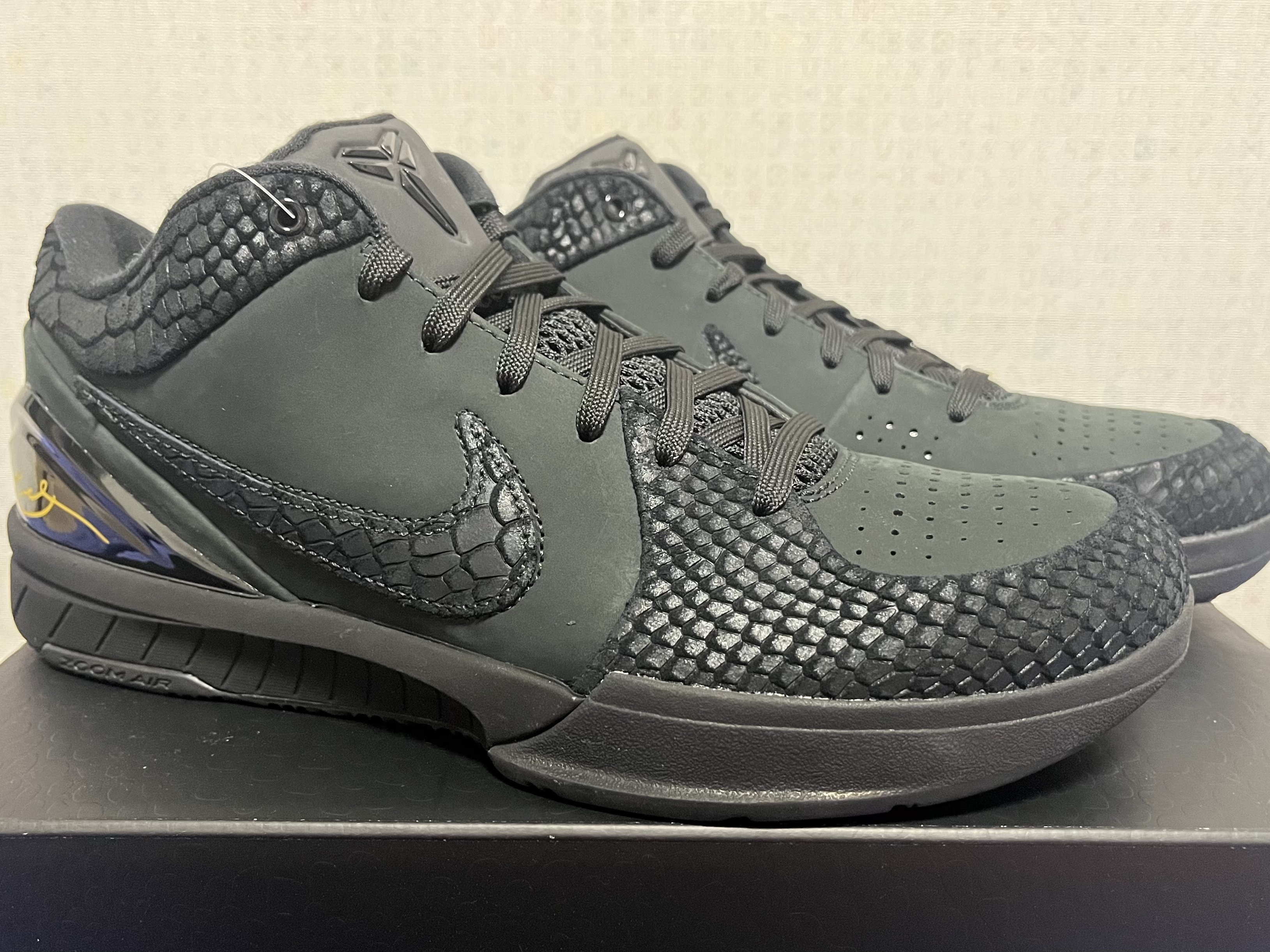 Nike Kobe 4 Protro Black University Gold 착용 스타일 - 2