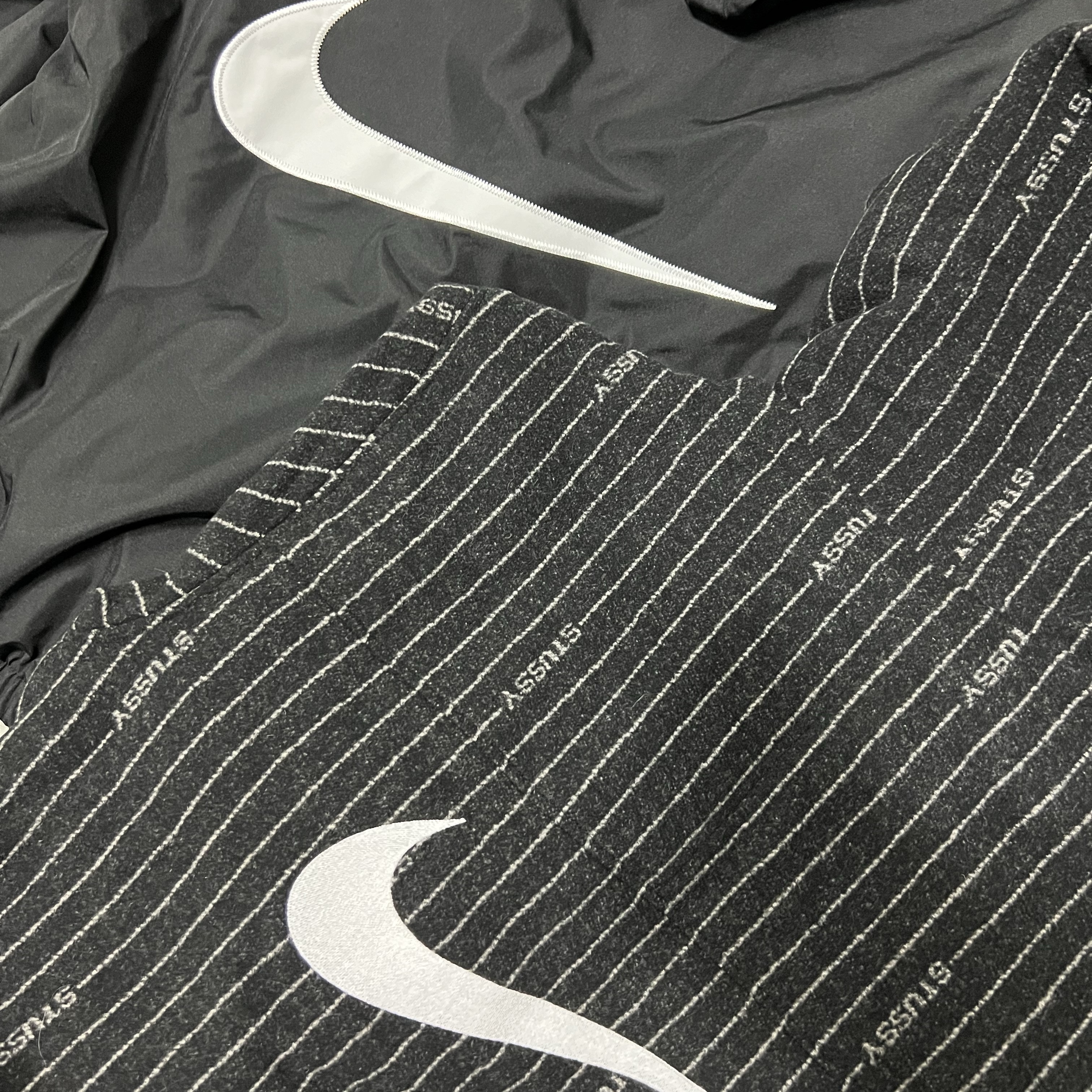 Nike x Stussy NRG Striped Wool Jacket Black (DR4023-010), Nike Solo Swoosh Puffer Black - Asia 착용 스타일