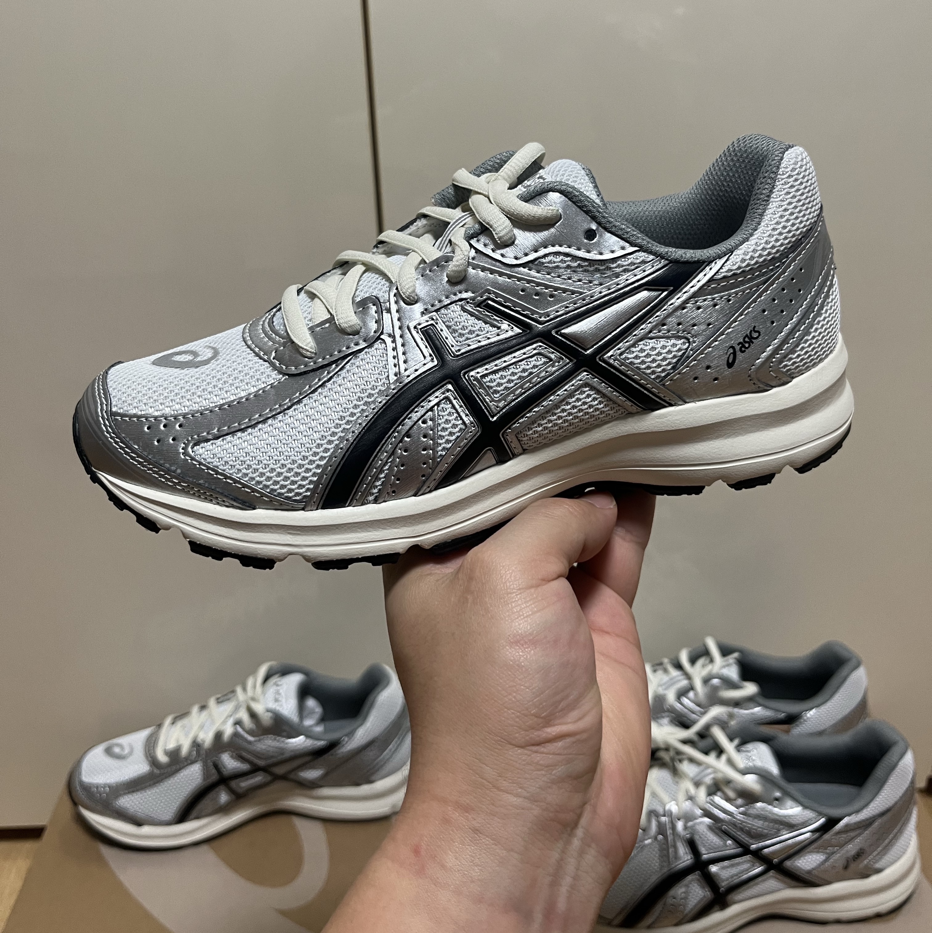 Asics Jog 100 S White Black - 2E Wide 착용 스타일