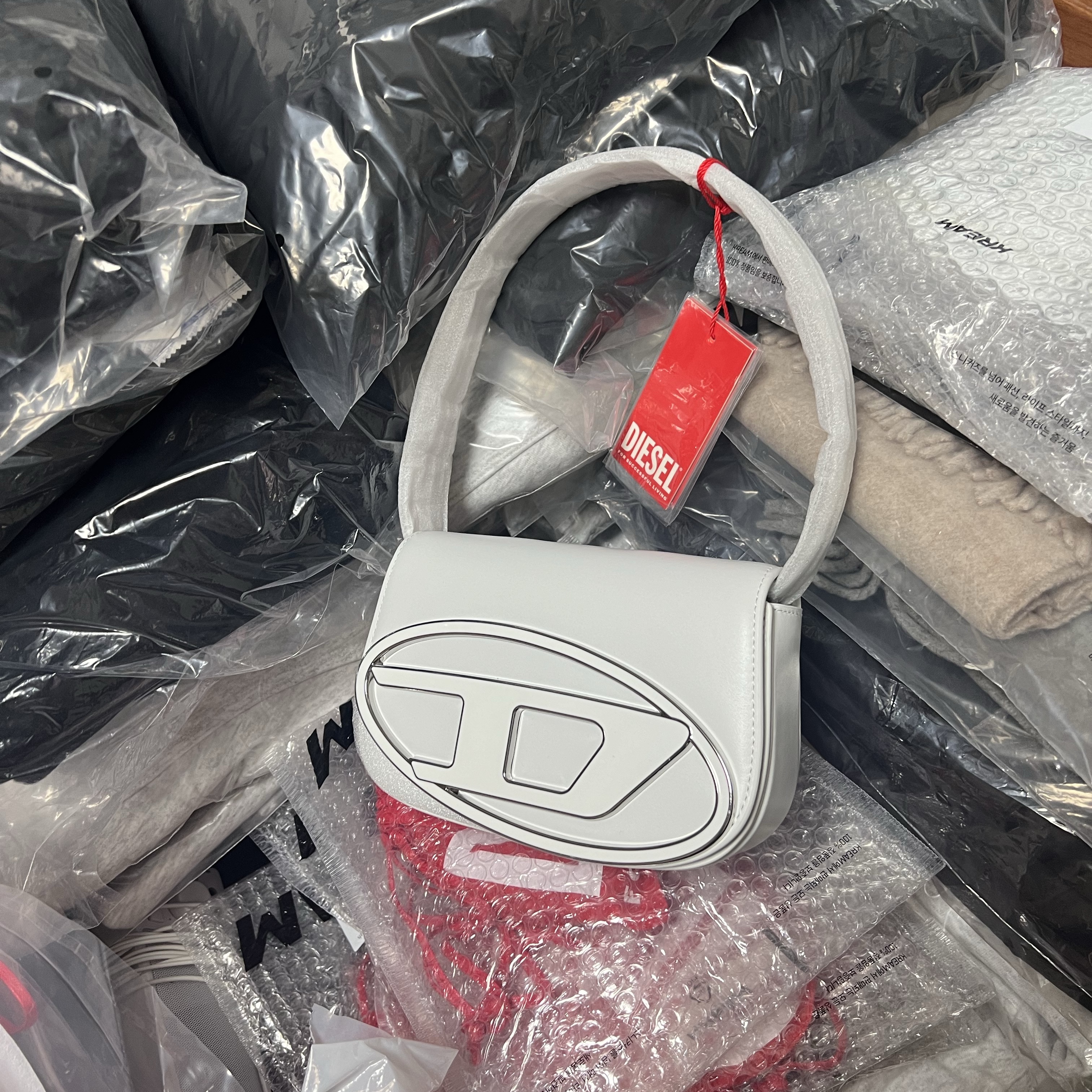 Diesel 1DR Shoulder Bag in Nappa Leather White 착용 스타일