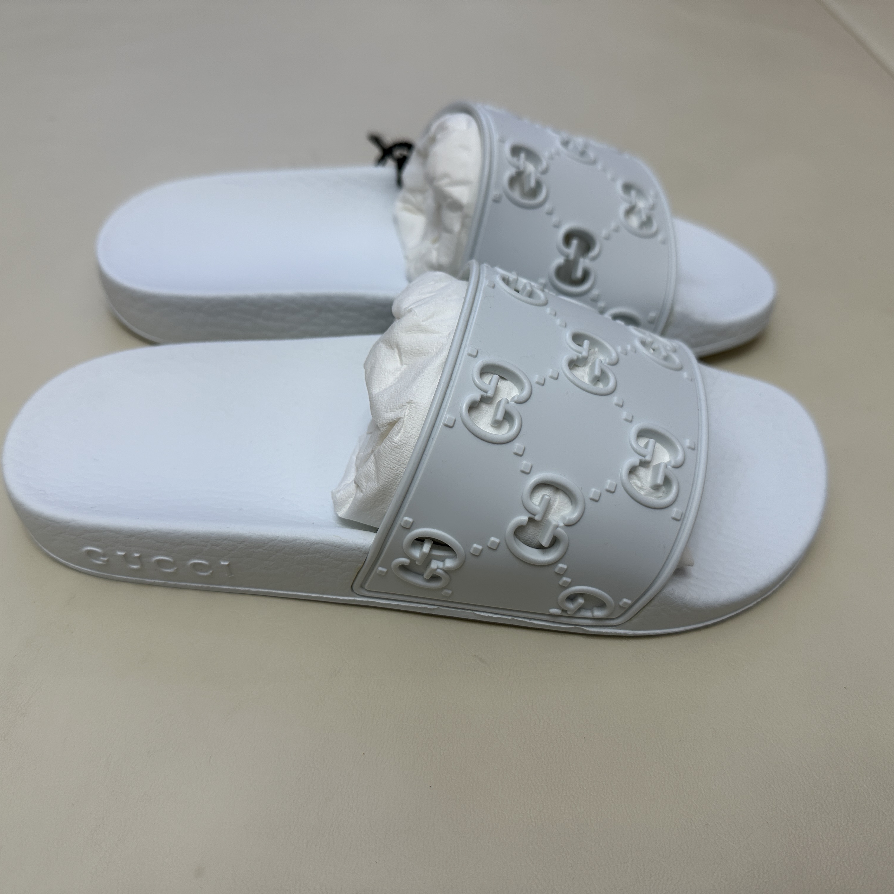 (W) Gucci GG Rubber Slide Sandal White 착용 스타일 - 2