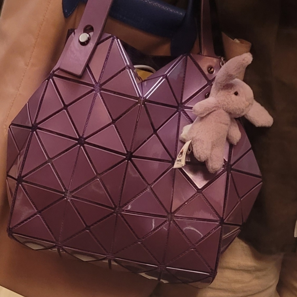 Bao Bao Issey Miyake Carat Handbag Purple, Jellycat Bashful Bunny Bag Charm Lavender 착용 스타일