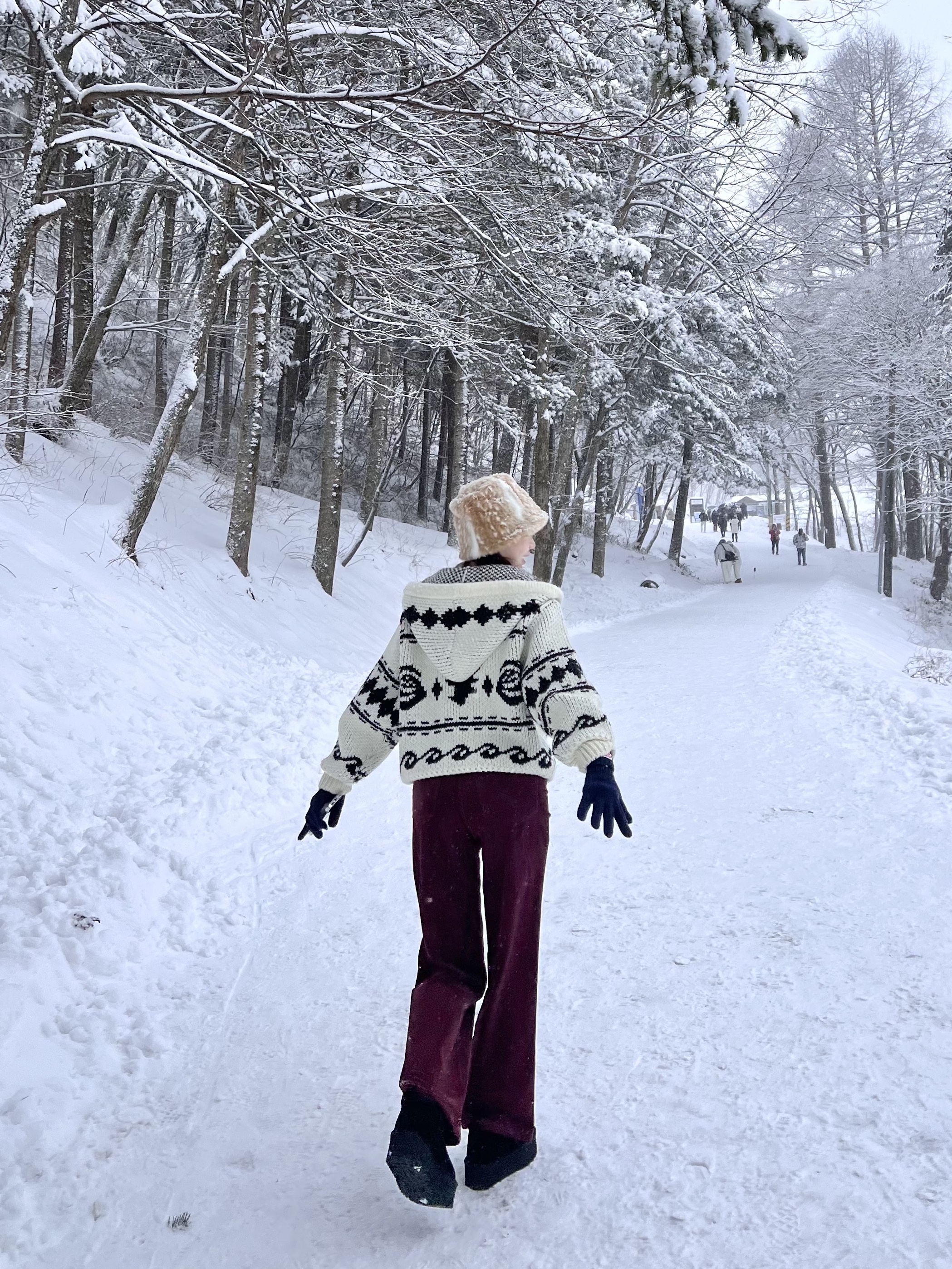 STU Women Corduroy Flared Pants Burgundy, (W) UGG Classic Ultra Mini Platform Boots Black 착용 스타일 - 1