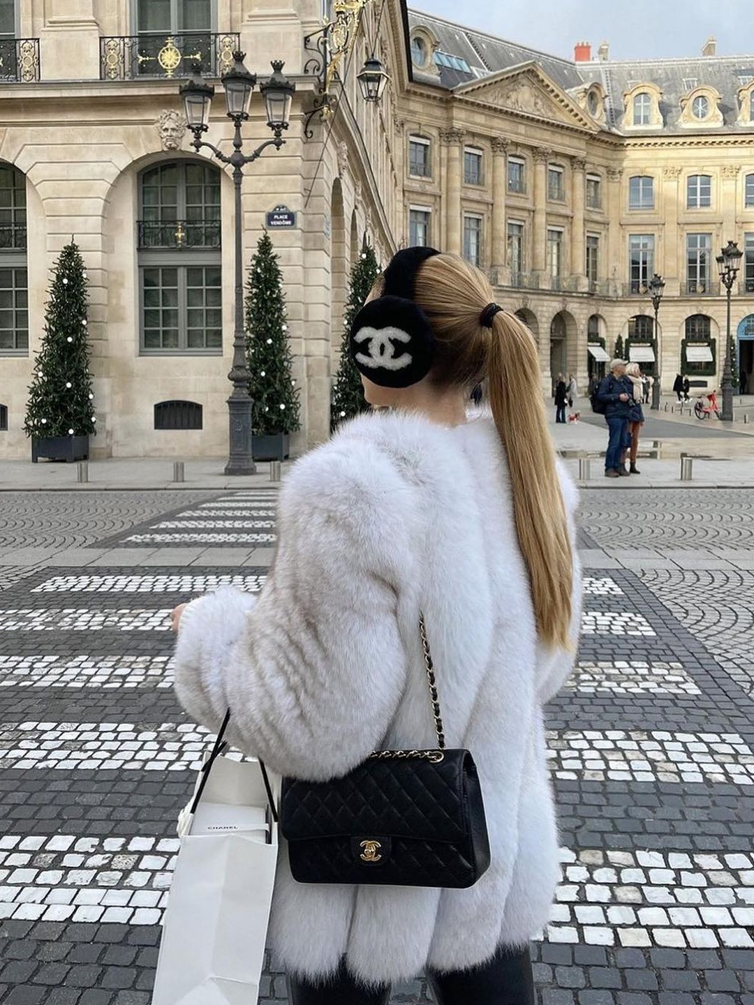 Chanel Earmuffs Shearling Lambskin Black White 착용 스타일 - 4