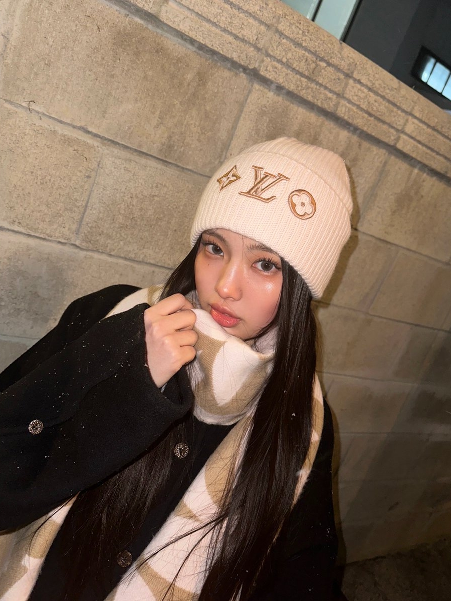 (W) Louis Vuitton Headline Beanie Beige Rose, (W) Louis Vuitton LV Medallion Muffler S00 Beige Rose 착용 스타일 - 1