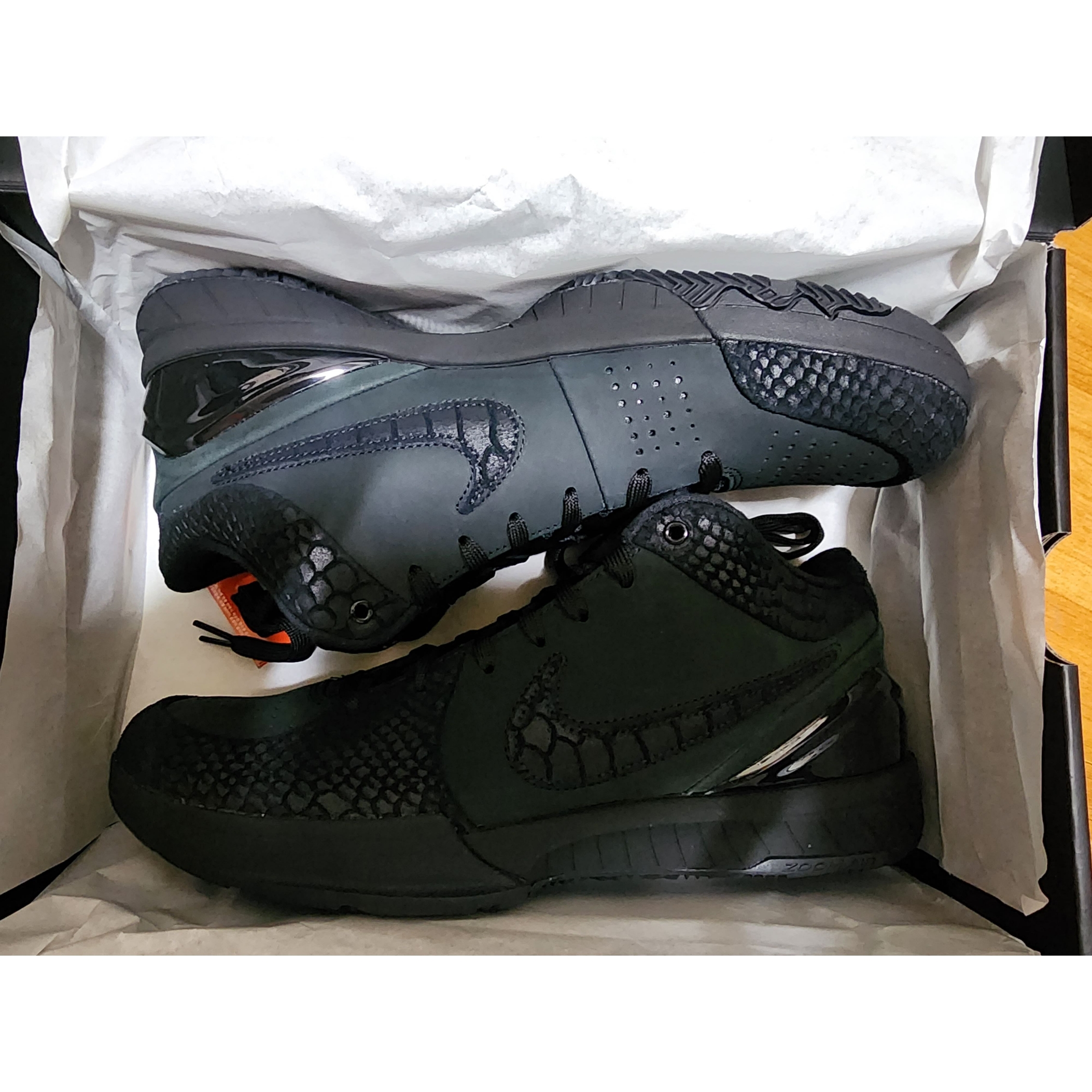 Nike Kobe 4 Protro Black University Gold 착용 스타일 - 1