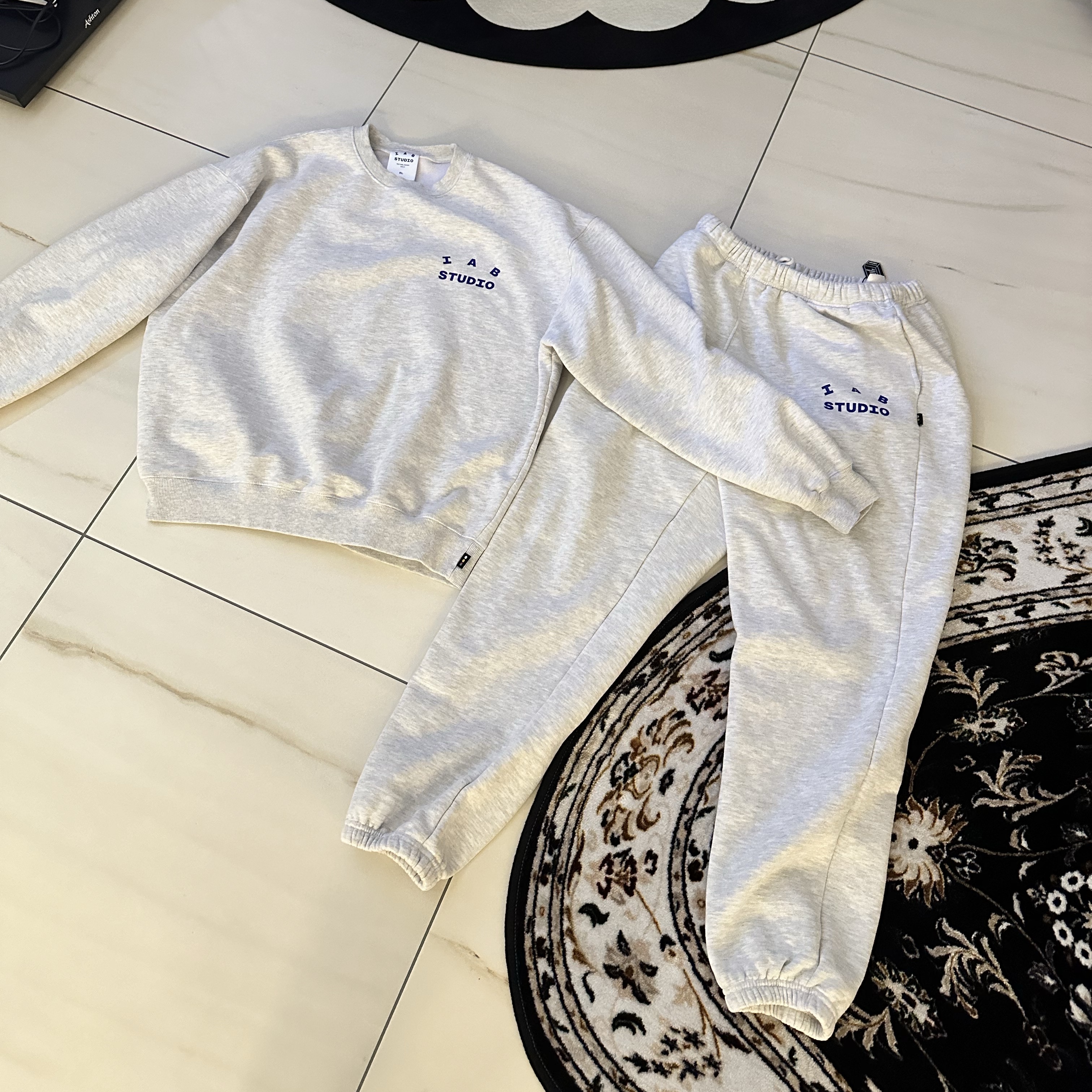 IAB Studio Sweatpants Light Gray, IAB Studio Sweatshirt Light Gray - 23FW 착용 스타일