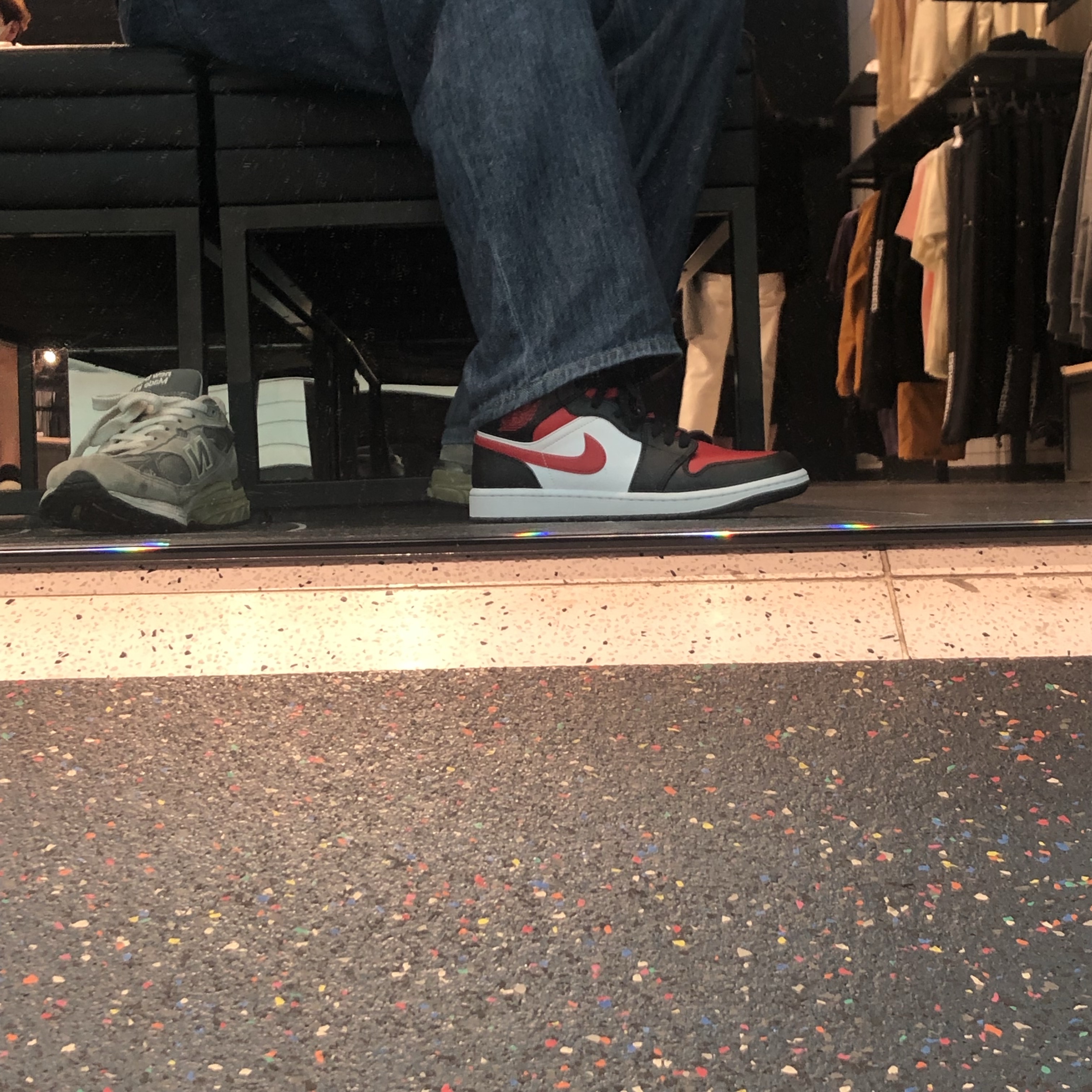 New Balance 993 Made in USA Grey - D Standard, (W) Jordan 1 Mid Black and Gym Red 착용 스타일