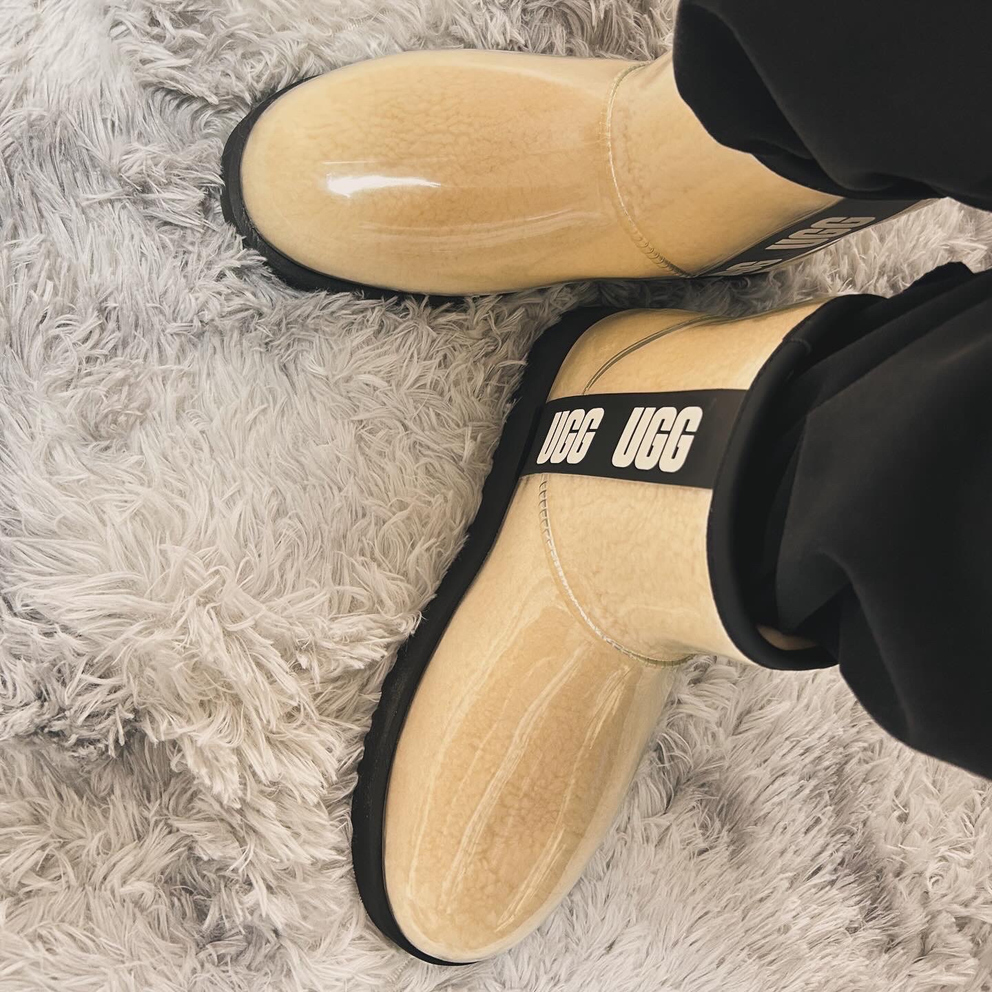 (W) UGG Classic Clear Mini Boots Natural Black 착용 스타일