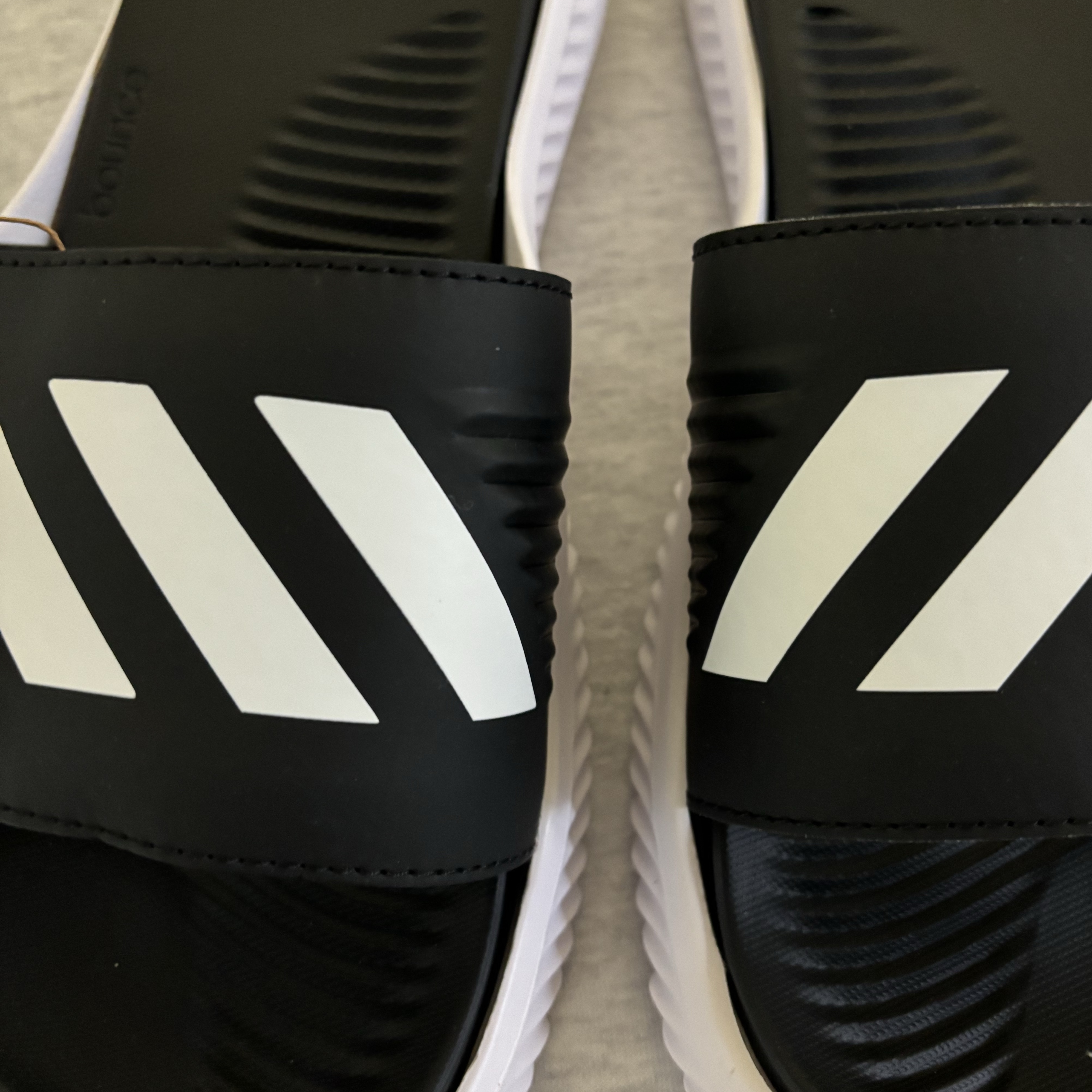 Adidas Alphabounce Slide Cloud White Core Black 착용 스타일