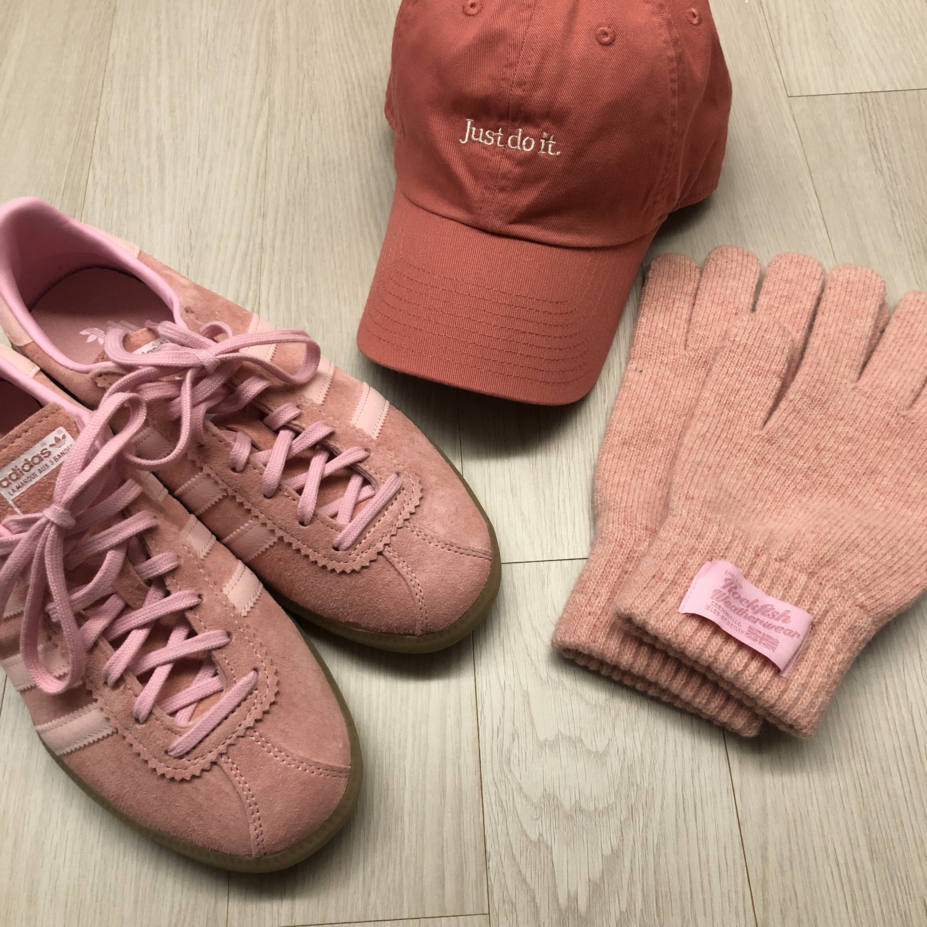 Adidas Bermuda Glow Pink 착용 스타일