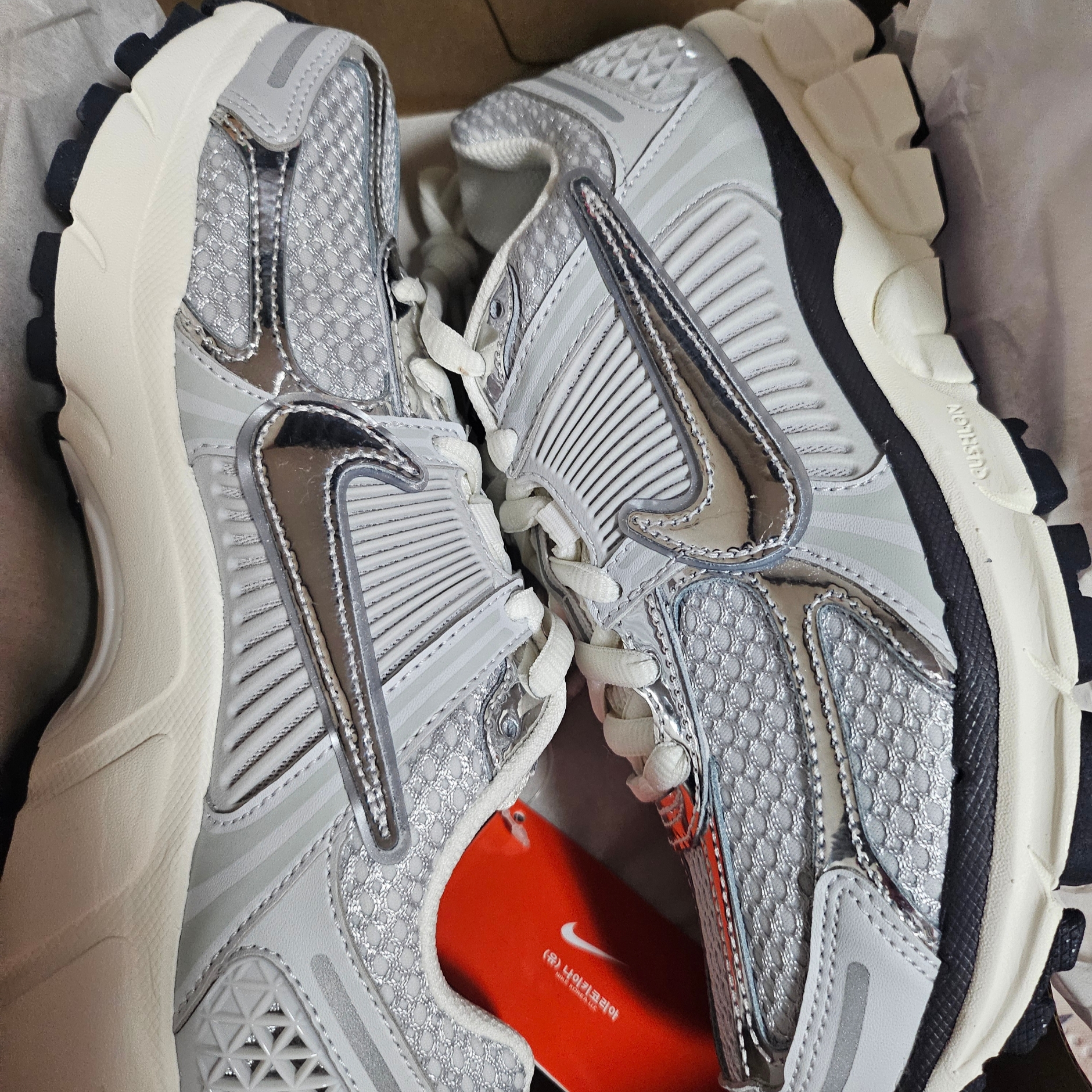 (W) Nike Zoom Vomero 5 Photon Dust and Metallic Silver 착용 스타일